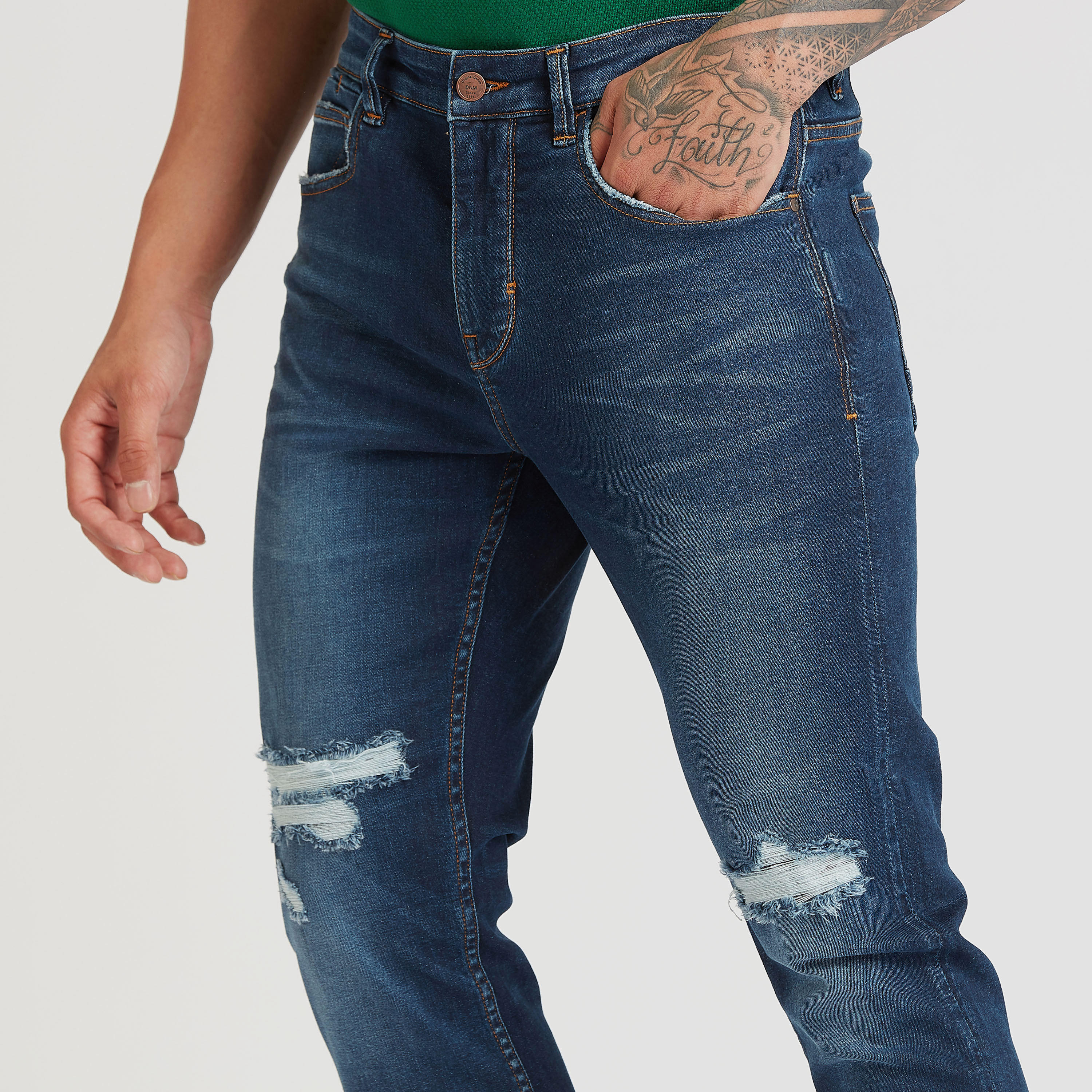 بنطلون جينز ممزّق بقصة سليم و خصر منخفض مع جيوب وحلقات للحزام-men-clothing-bottoms-jeans-image-3