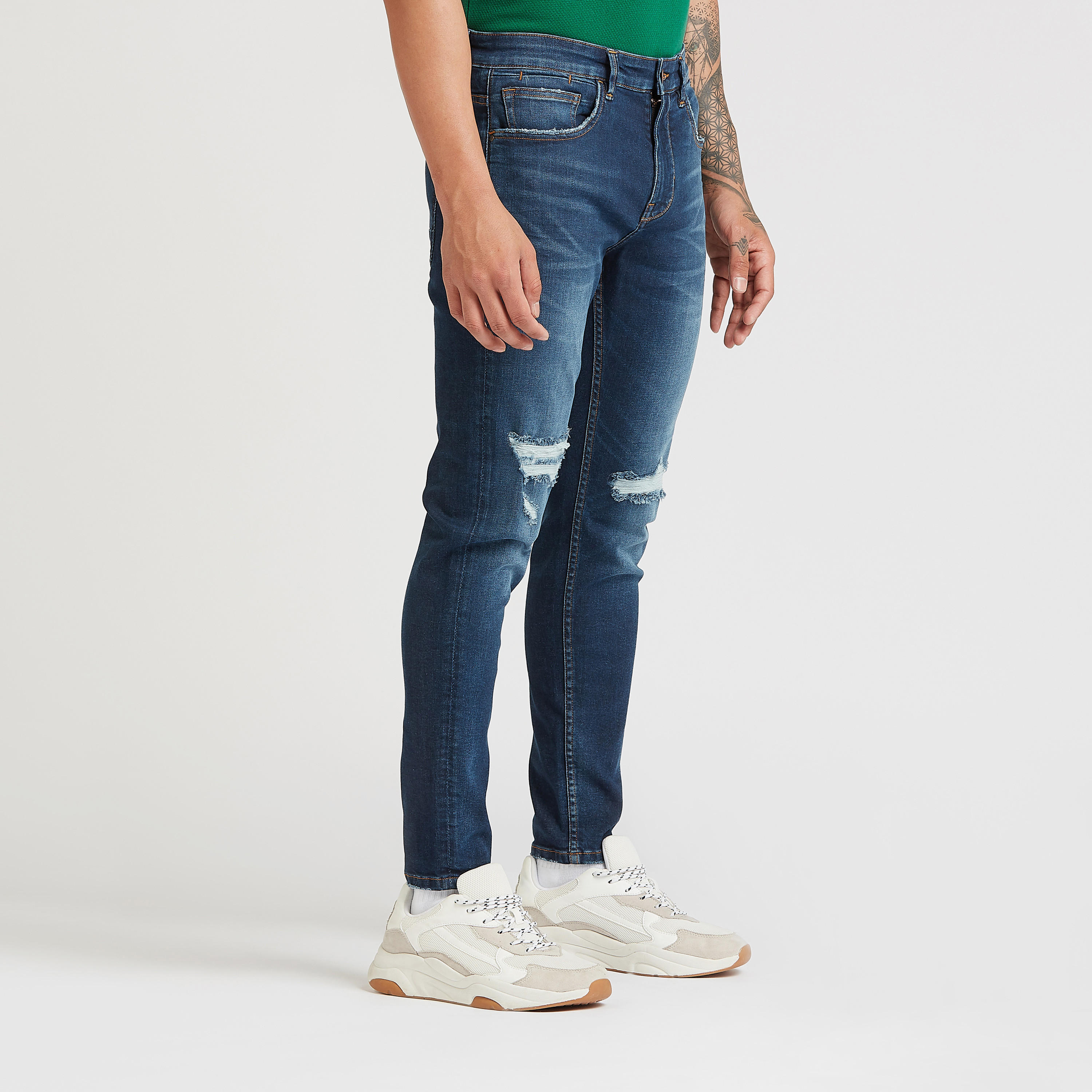 بنطلون جينز ممزّق بقصة سليم و خصر منخفض مع جيوب وحلقات للحزام-men-clothing-bottoms-jeans-image-5