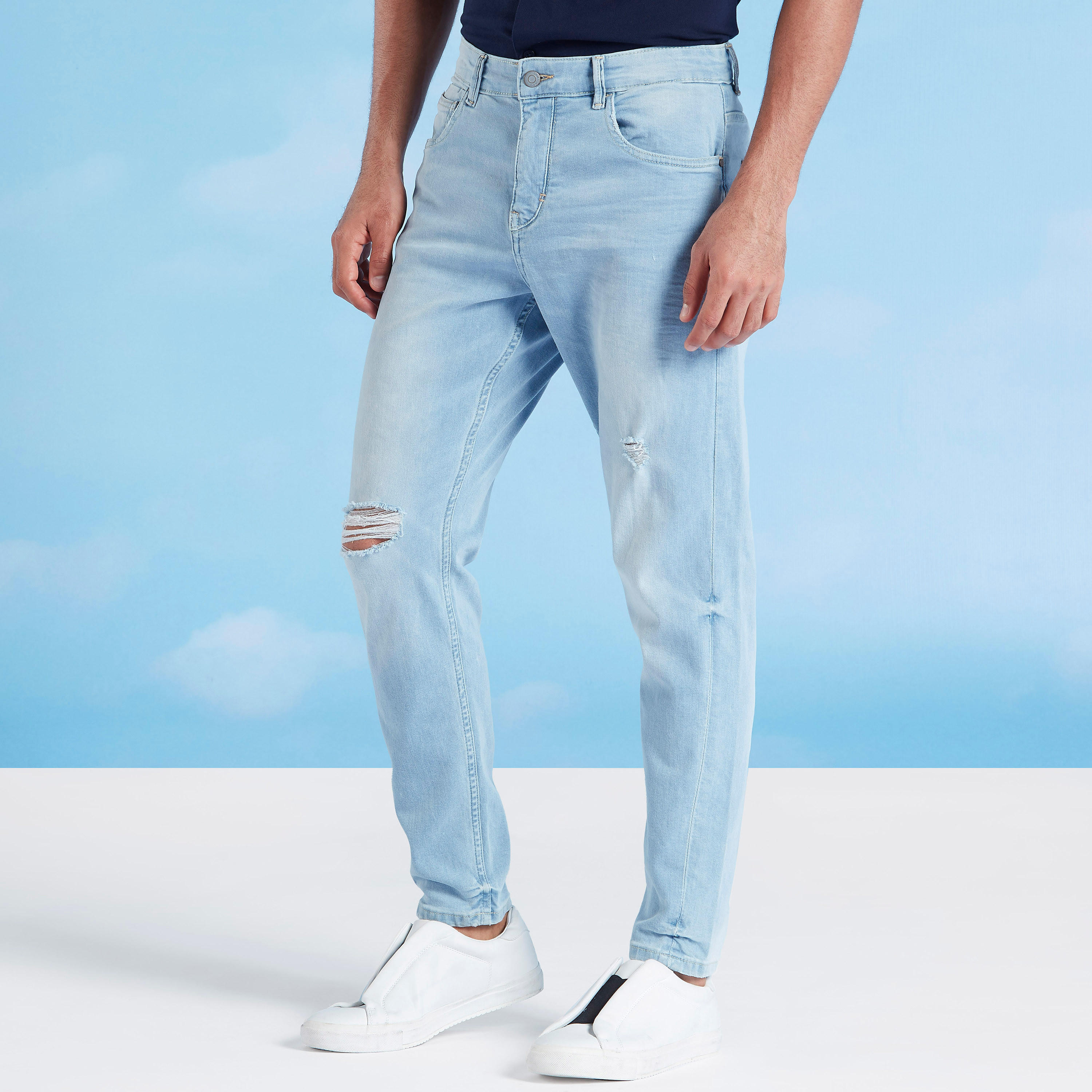 بنطلون جينز مستدام ممزّق بخصر منخفض وتفاصيل جيوب-men-clothing-bottoms-jeans-image-1