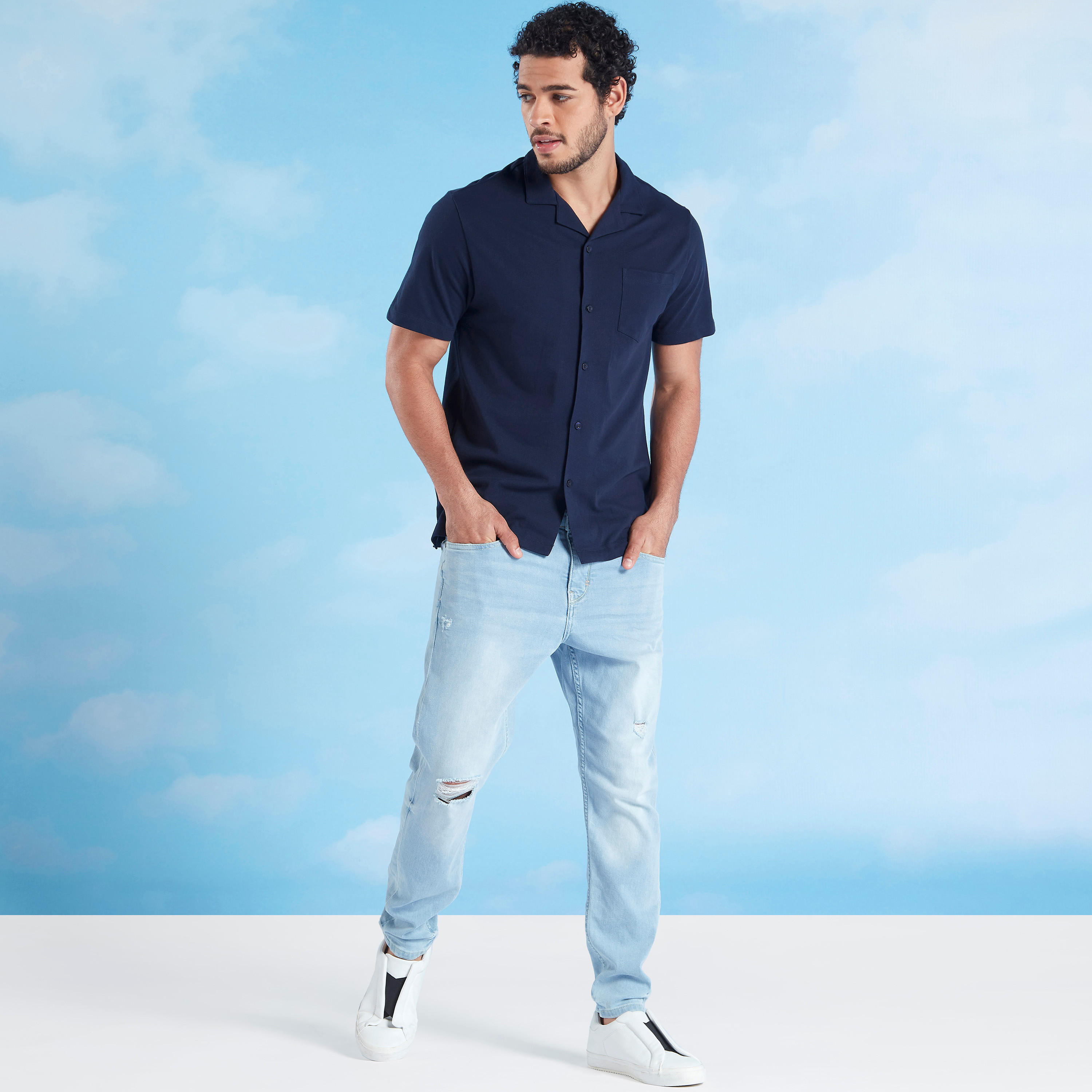 بنطلون جينز مستدام ممزّق بخصر منخفض وتفاصيل جيوب-men-clothing-bottoms-jeans-image-2