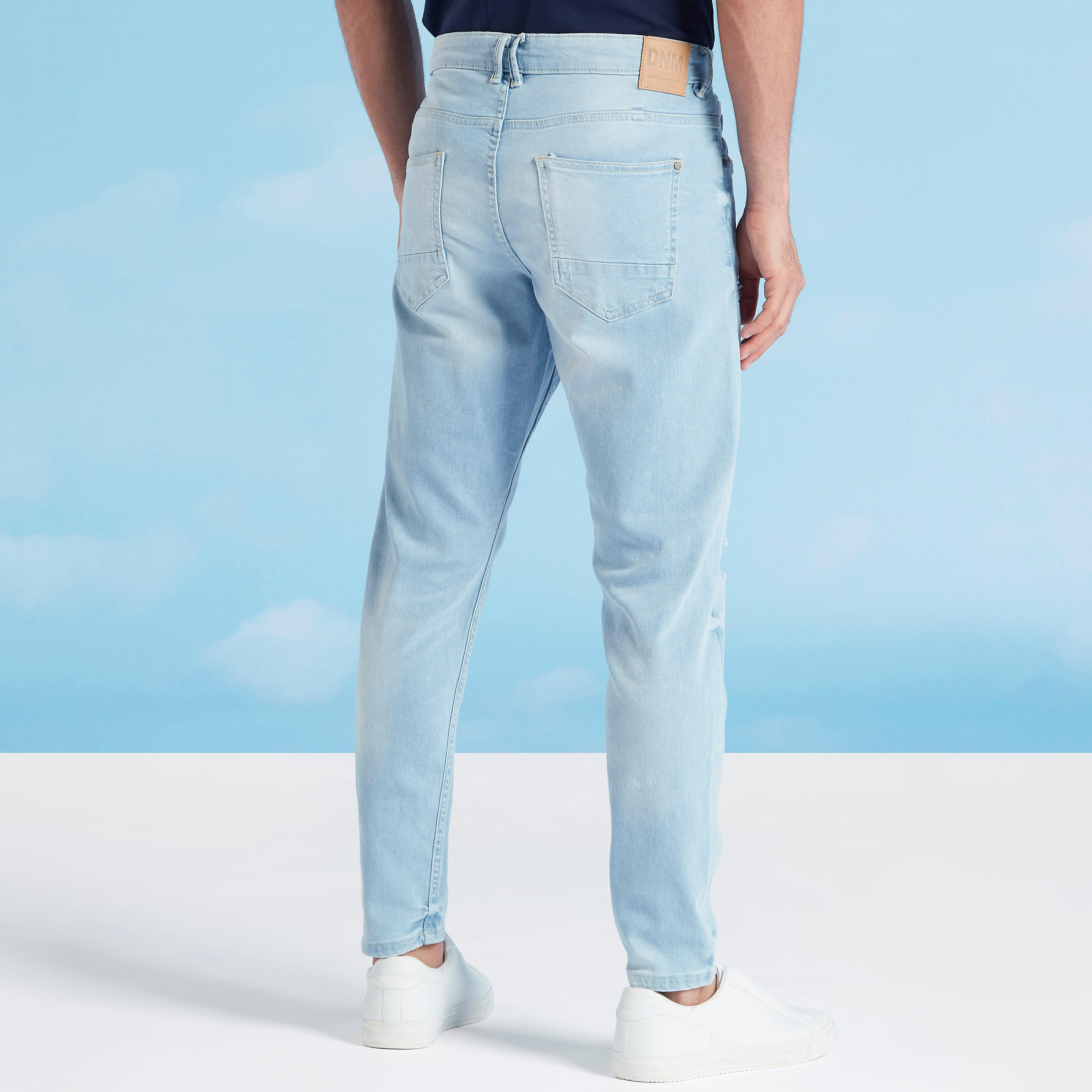 بنطلون جينز مستدام ممزّق بخصر منخفض وتفاصيل جيوب-men-clothing-bottoms-jeans-image-6