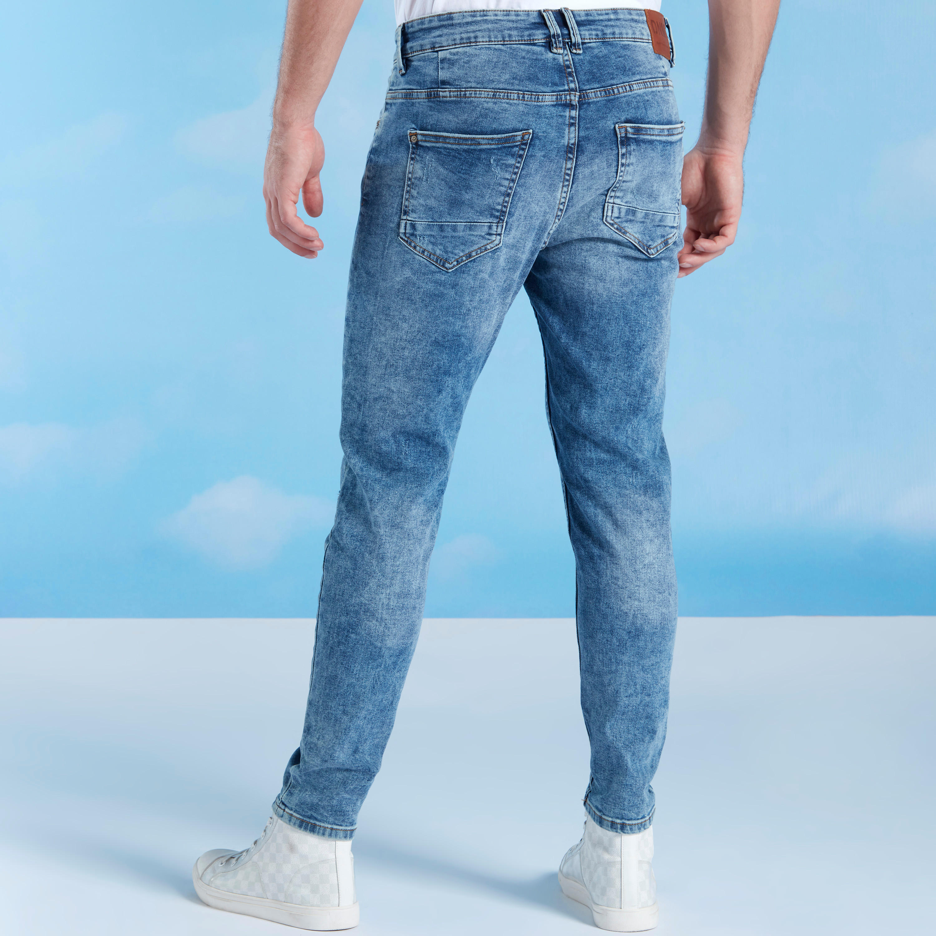 بنطلون جينز ممزّق بقصة سليم و خصر منخفض مع جيوب وحلقات للحزام-men-clothing-bottoms-jeans-image-4