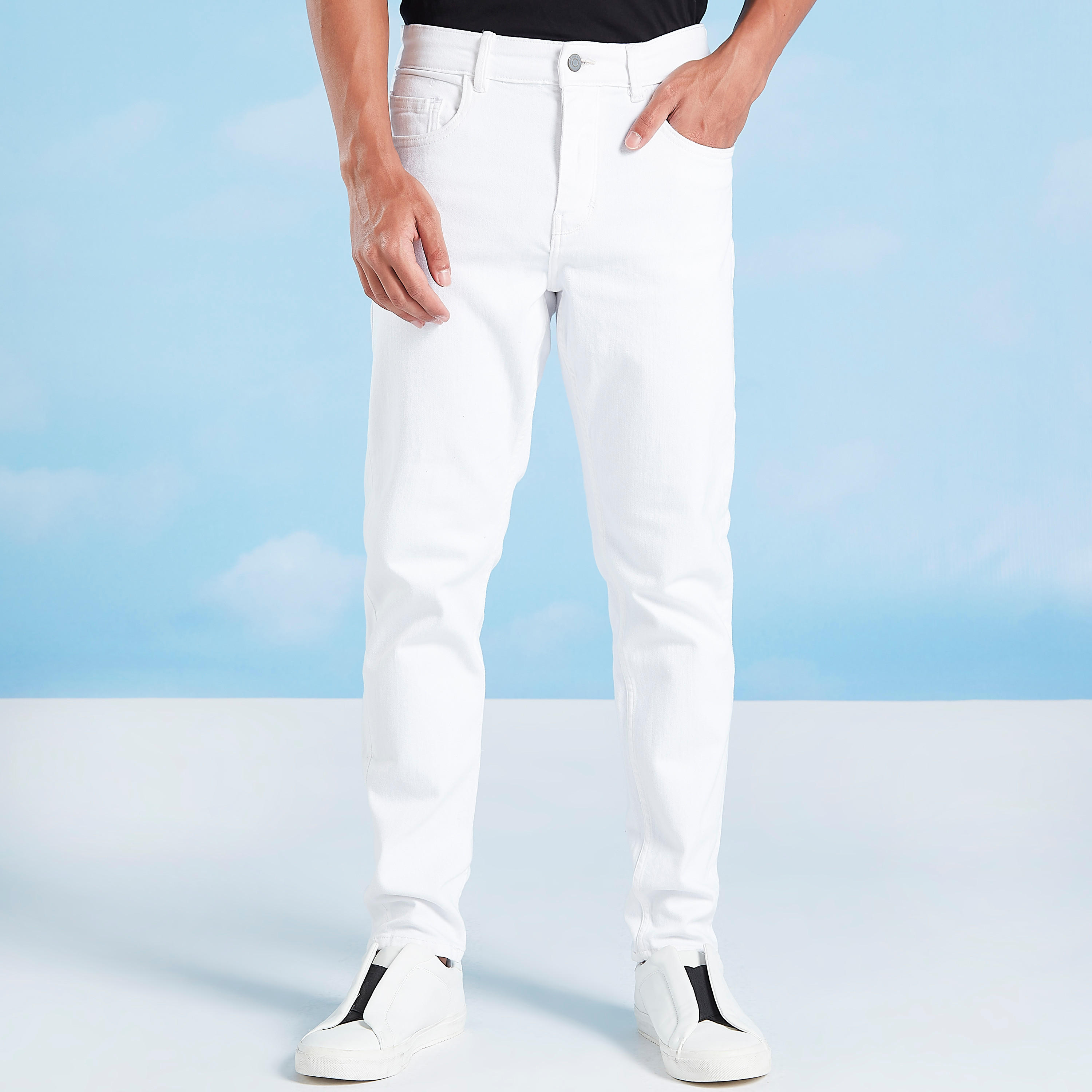 بنطلون جينز سادة بقصة سليم و خصر منخفض بجيوب وحلقات للحزام-men-clothing-bottoms-jeans-image-1