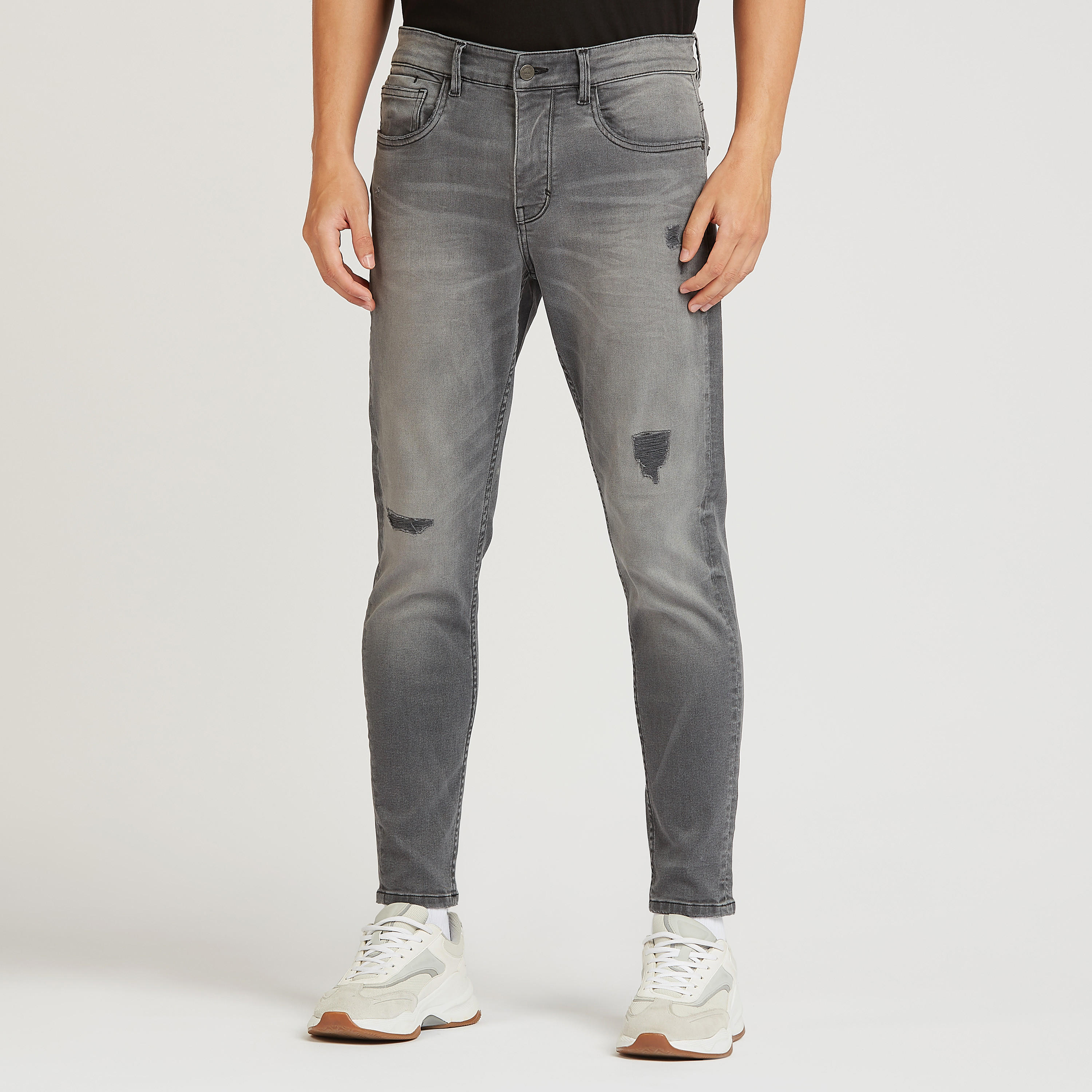 بنطلون جينز ممزّق بقصة سليم و خصر منخفض مع جيوب وحلقات للحزام-men-clothing-bottoms-jeans-image-1