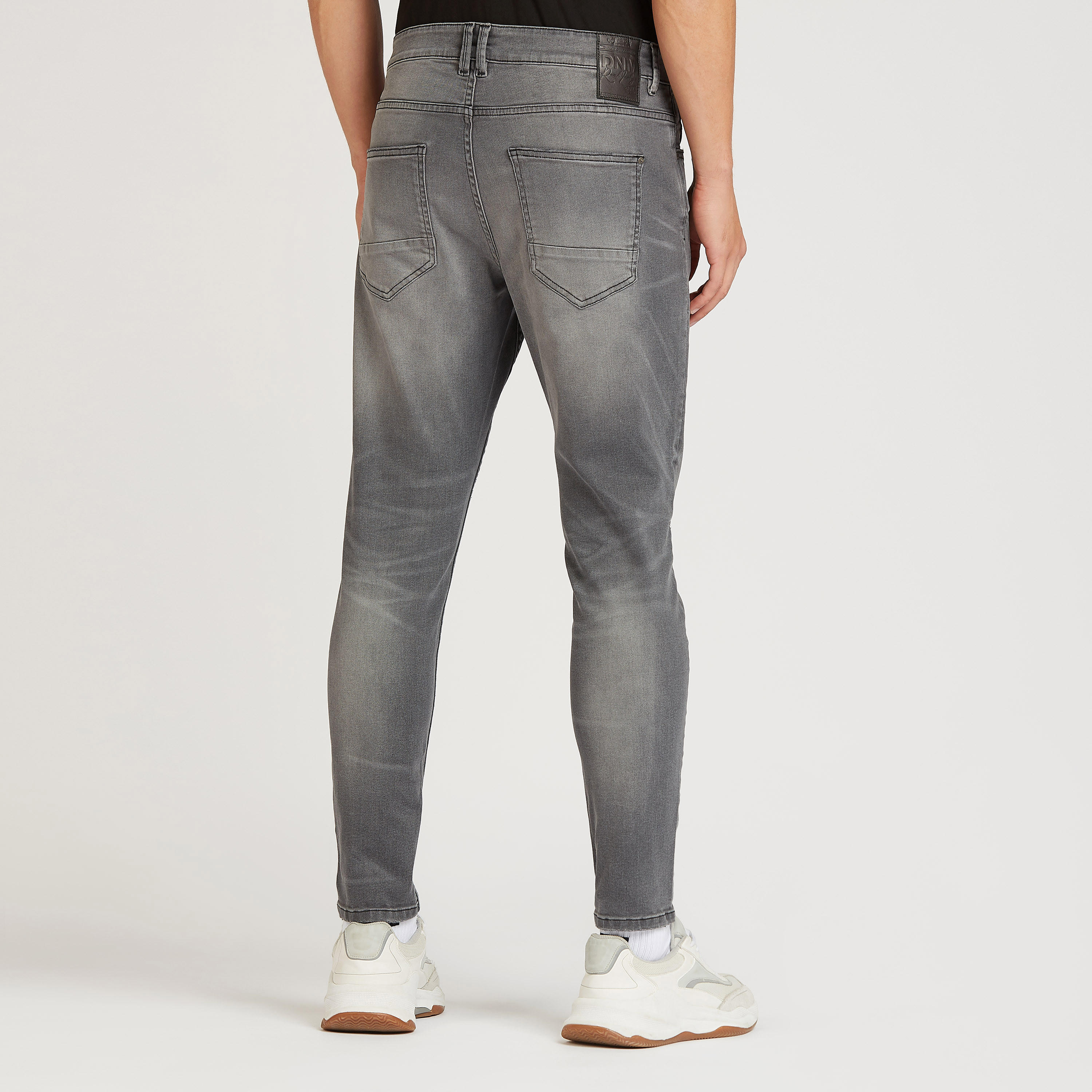 بنطلون جينز ممزّق بقصة سليم و خصر منخفض مع جيوب وحلقات للحزام-men-clothing-bottoms-jeans-image-4
