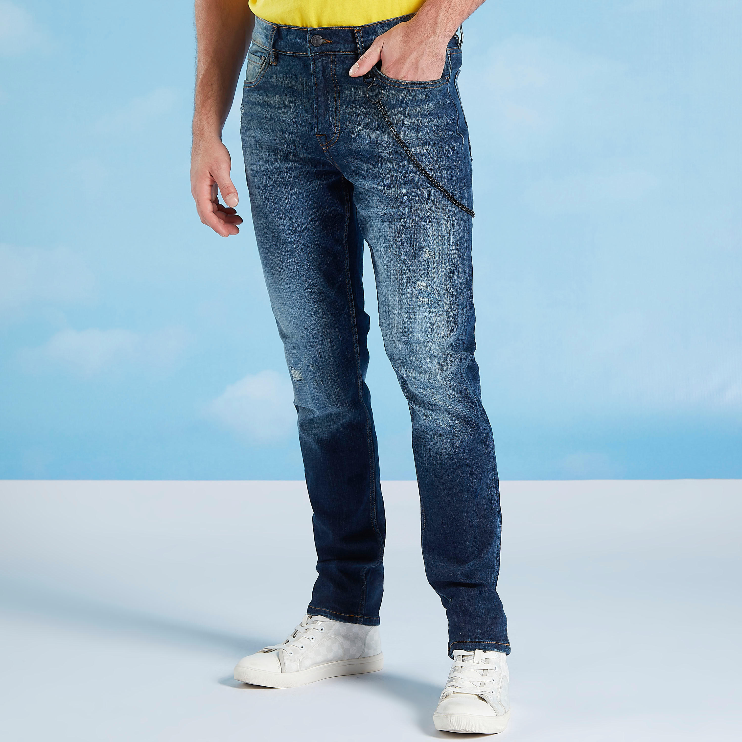 بنطلون جينز دينم سليم فيت مضلّع بزر إغلاق وزينة سلسلة-men-clothing-bottoms-jeans-image-1