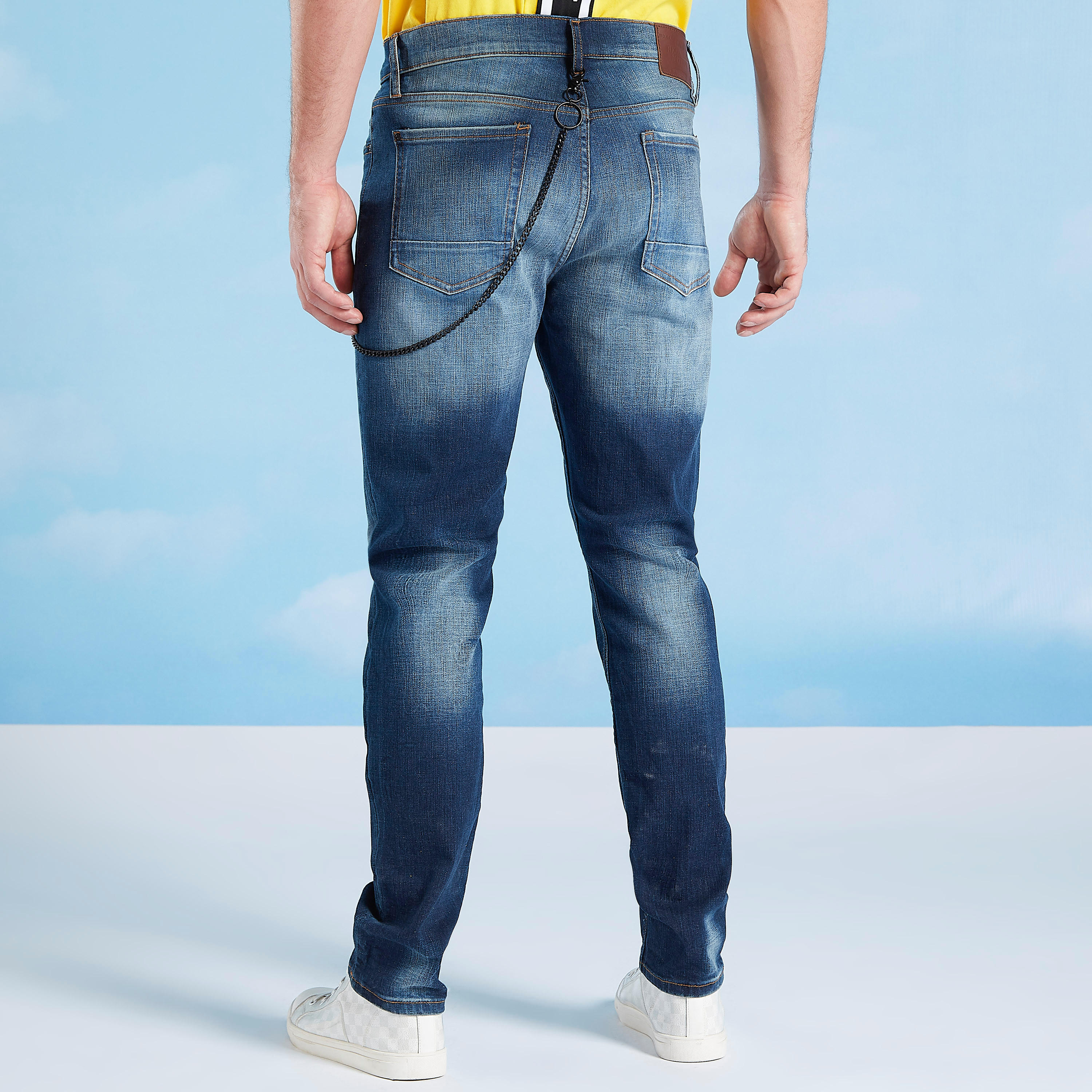 بنطلون جينز دينم سليم فيت مضلّع بزر إغلاق وزينة سلسلة-men-clothing-bottoms-jeans-image-4