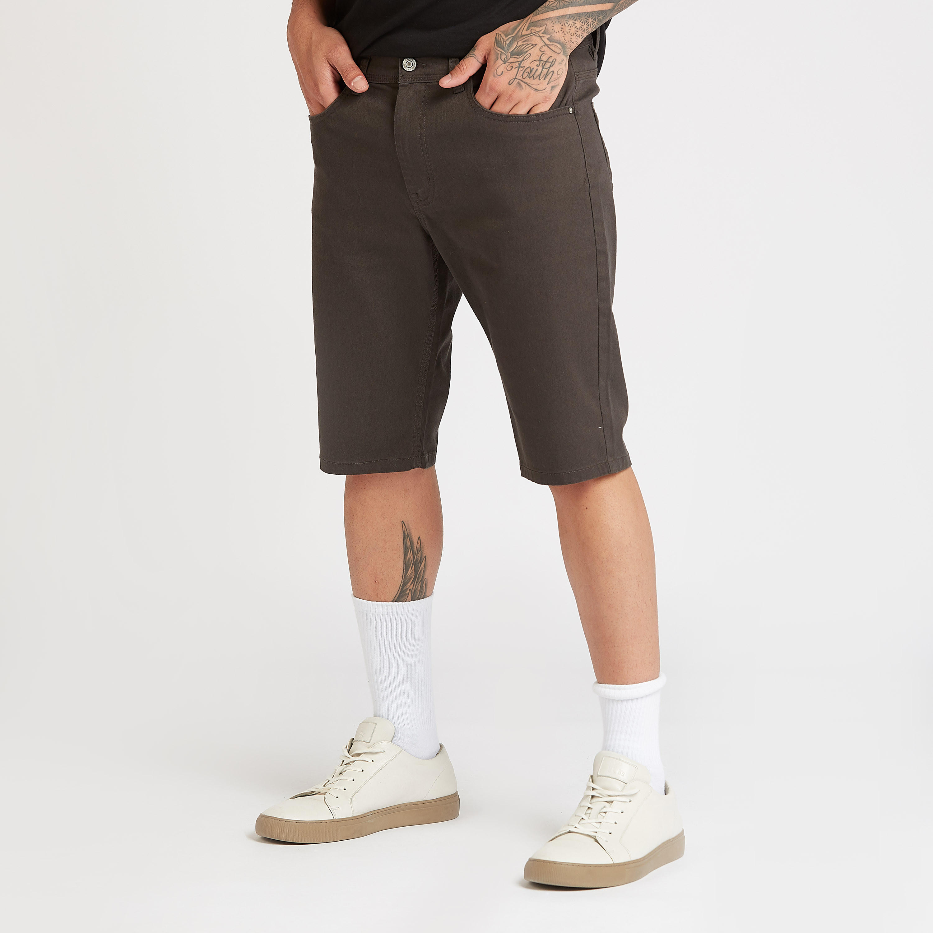 شور3/4 سادة بخصر متوسط الإرتفاع وجيوب وعراوي حزام-men-clothing-bottoms-shorts-image-1