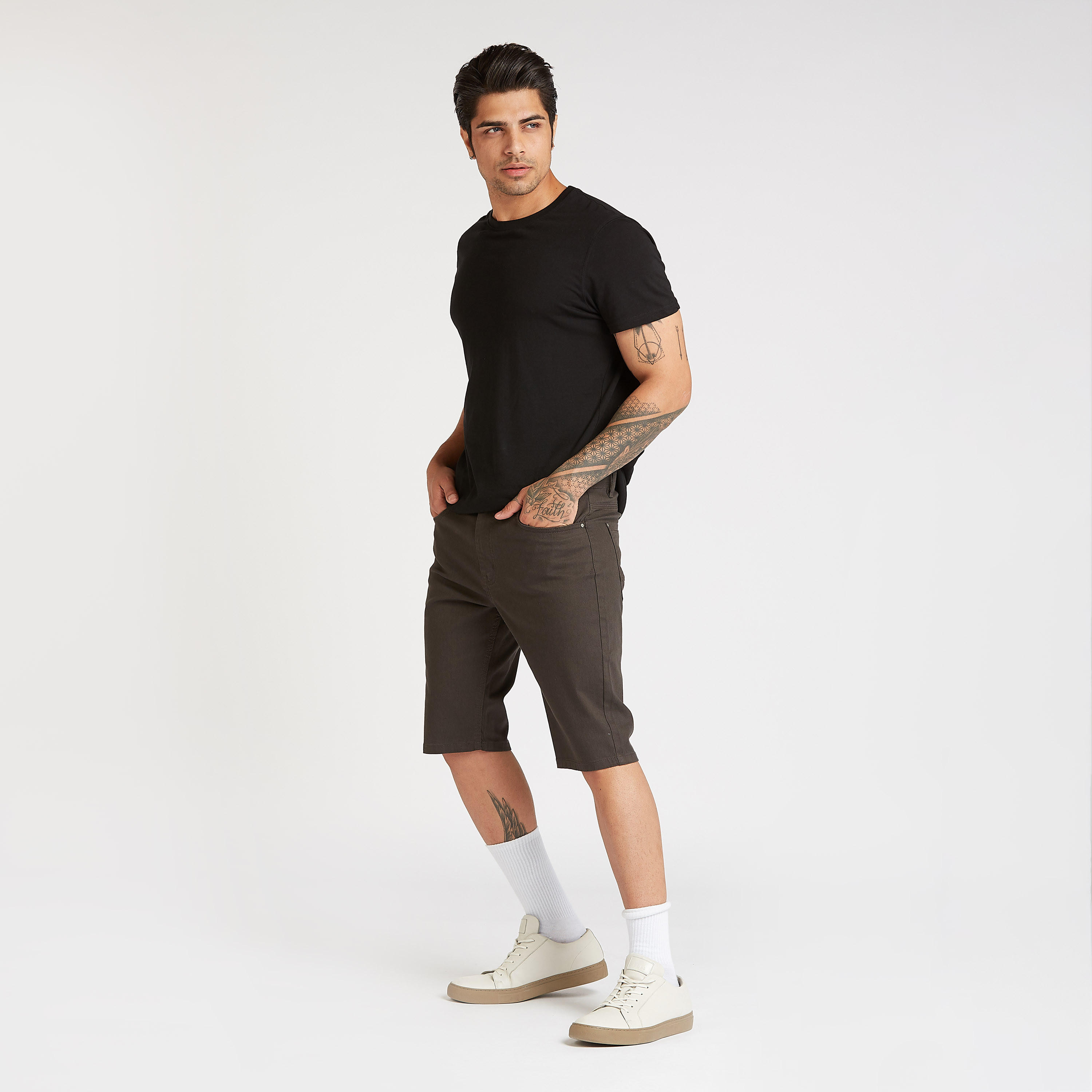شور3/4 سادة بخصر متوسط الإرتفاع وجيوب وعراوي حزام-men-clothing-bottoms-shorts-image-2