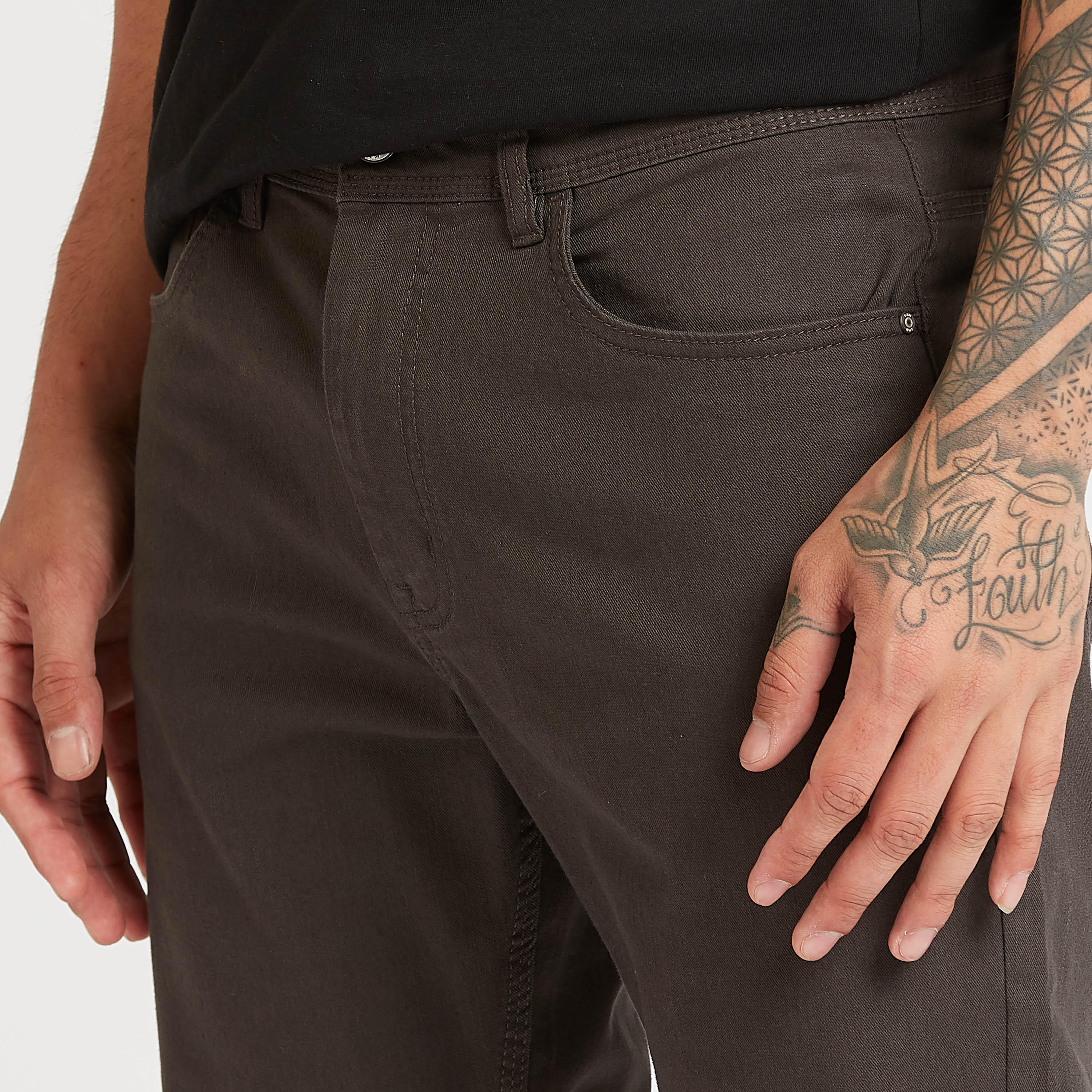 شور3/4 سادة بخصر متوسط الإرتفاع وجيوب وعراوي حزام-men-clothing-bottoms-shorts-image-3