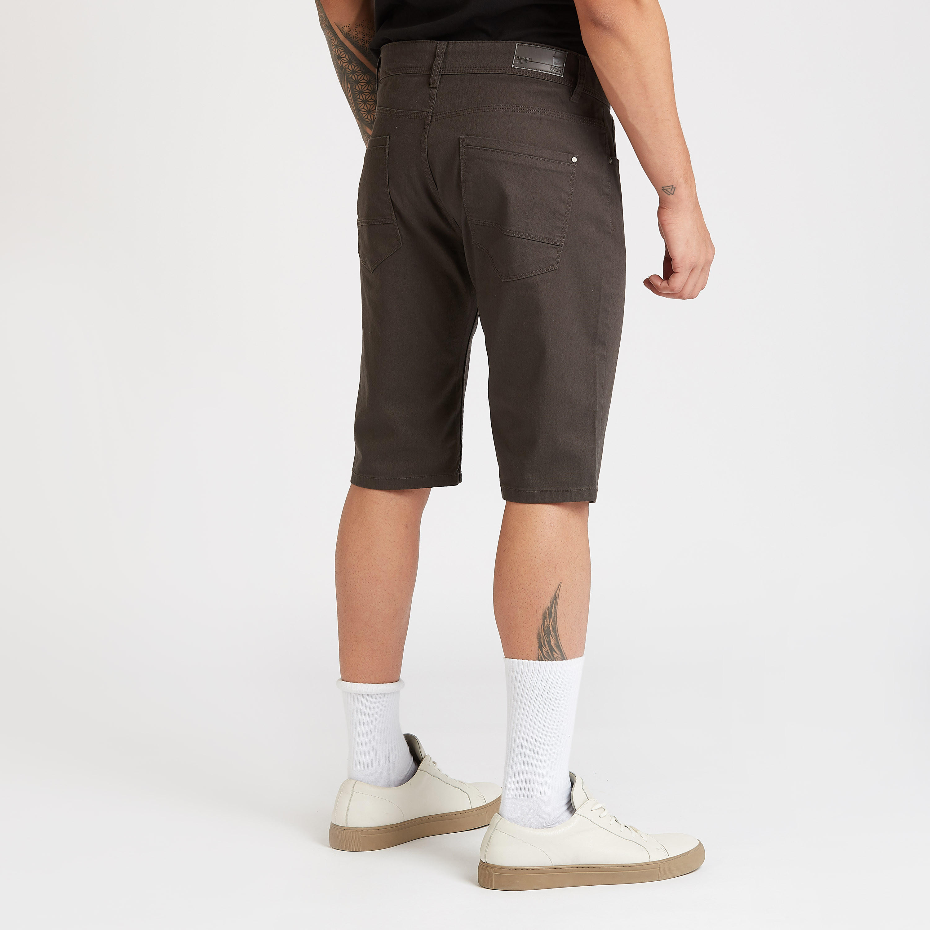 شور3/4 سادة بخصر متوسط الإرتفاع وجيوب وعراوي حزام-men-clothing-bottoms-shorts-image-4