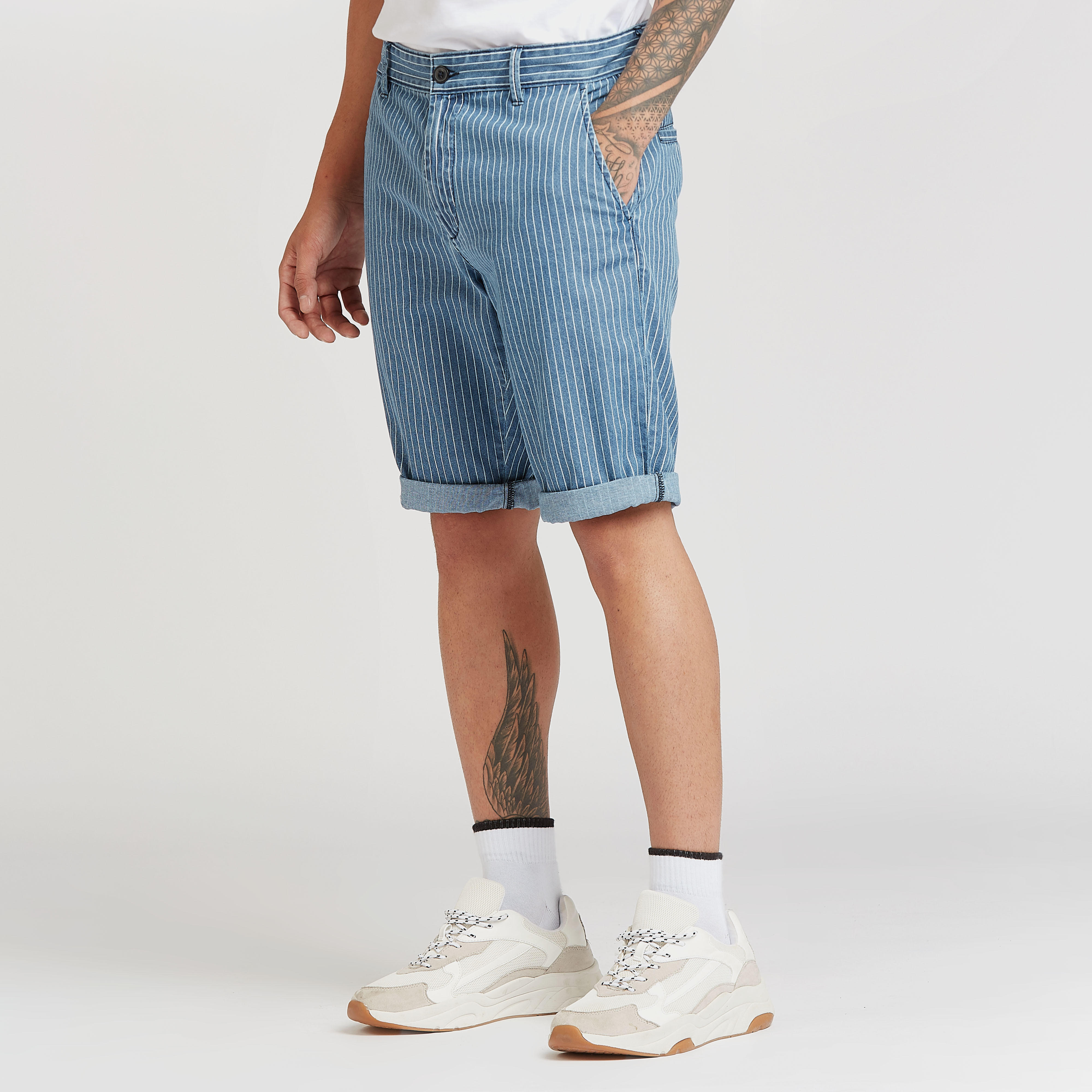 شورت سليم فيت بارز الملمس بخصر متوسط الإرتفاع وجيوب وعراوي حزام-men-clothing-bottoms-shorts-image-1