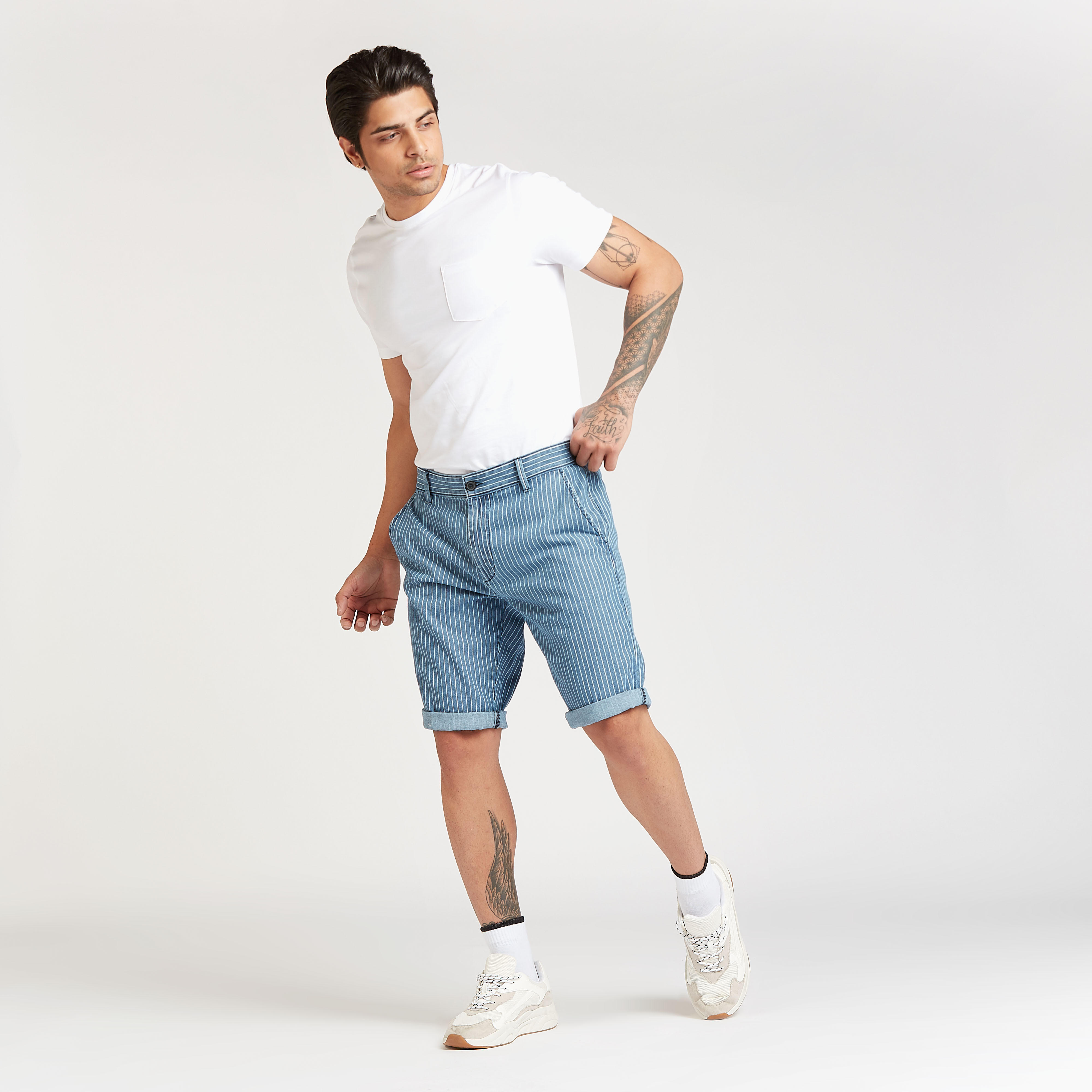 شورت سليم فيت بارز الملمس بخصر متوسط الإرتفاع وجيوب وعراوي حزام-men-clothing-bottoms-shorts-image-2