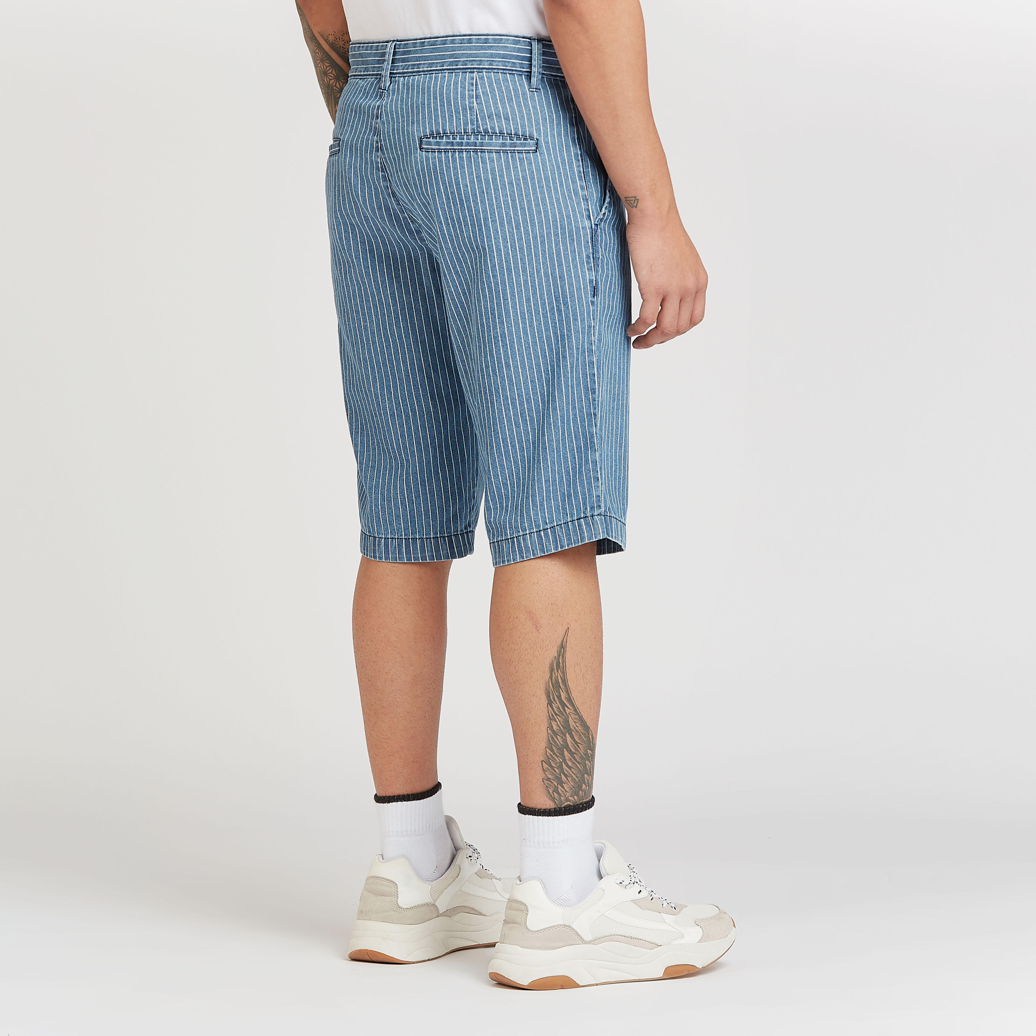 شورت سليم فيت بارز الملمس بخصر متوسط الإرتفاع وجيوب وعراوي حزام-men-clothing-bottoms-shorts-image-4