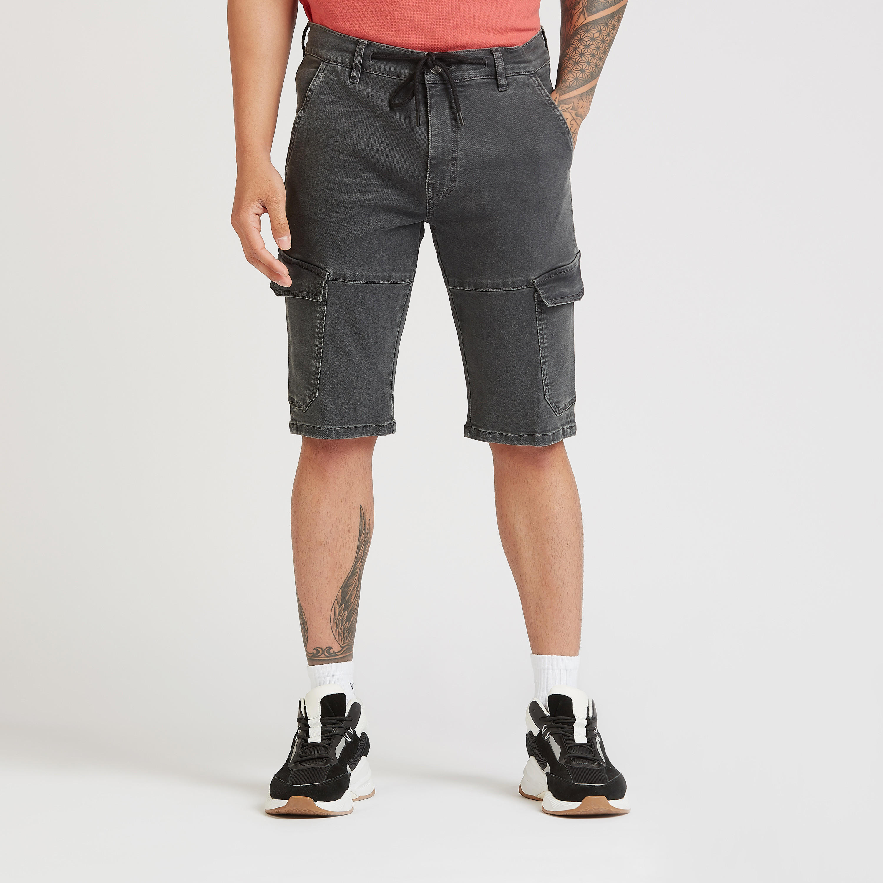 شورت كارجو دينم سادة بتفاصيل جيوب وعراوي-men-clothing-bottoms-shorts-image-1