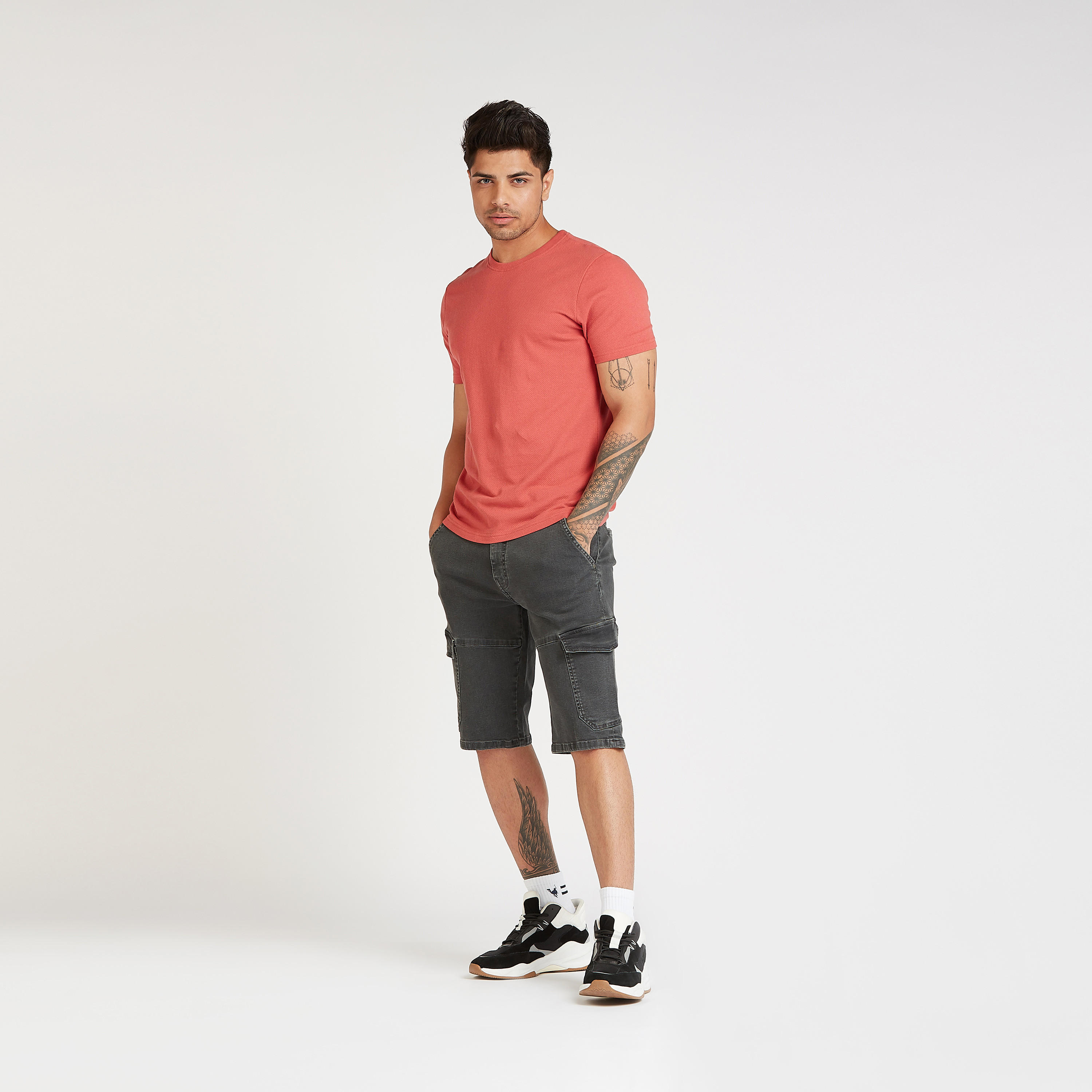 شورت كارجو دينم سادة بتفاصيل جيوب وعراوي-men-clothing-bottoms-shorts-image-2