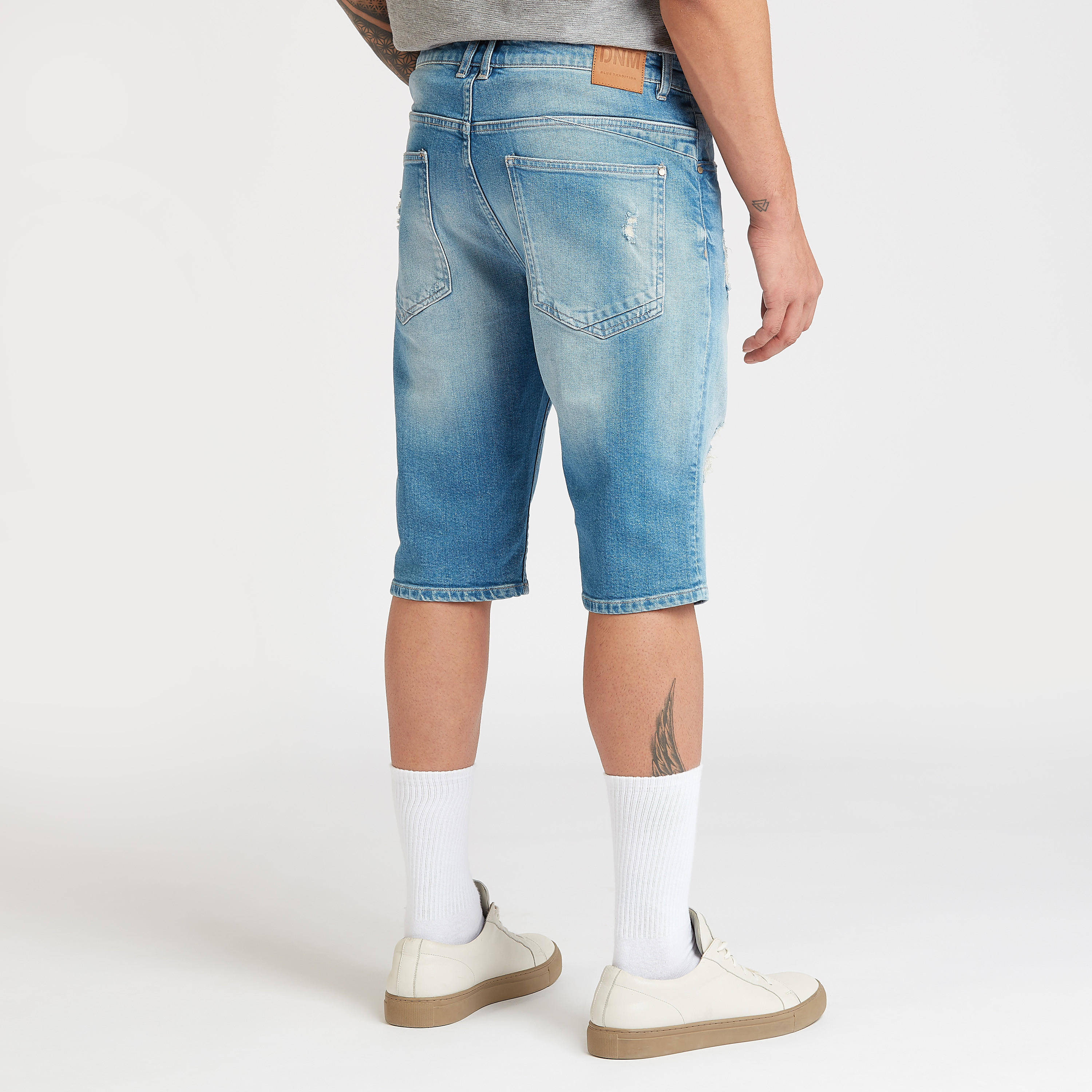 شورت ممزق بجيوب وحلقات للحزام-men-clothing-bottoms-shorts-image-4