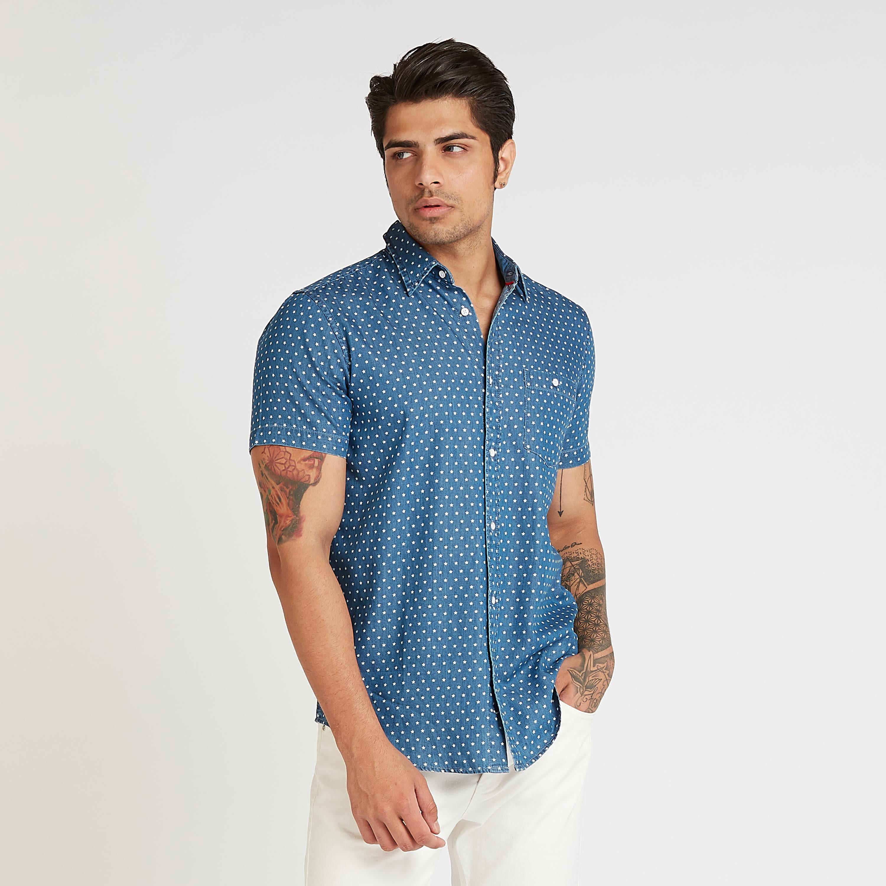قميص بأكمام قصيرة وجيب على الصدر وطبعات نجمة-men-clothing-shirts-image-1