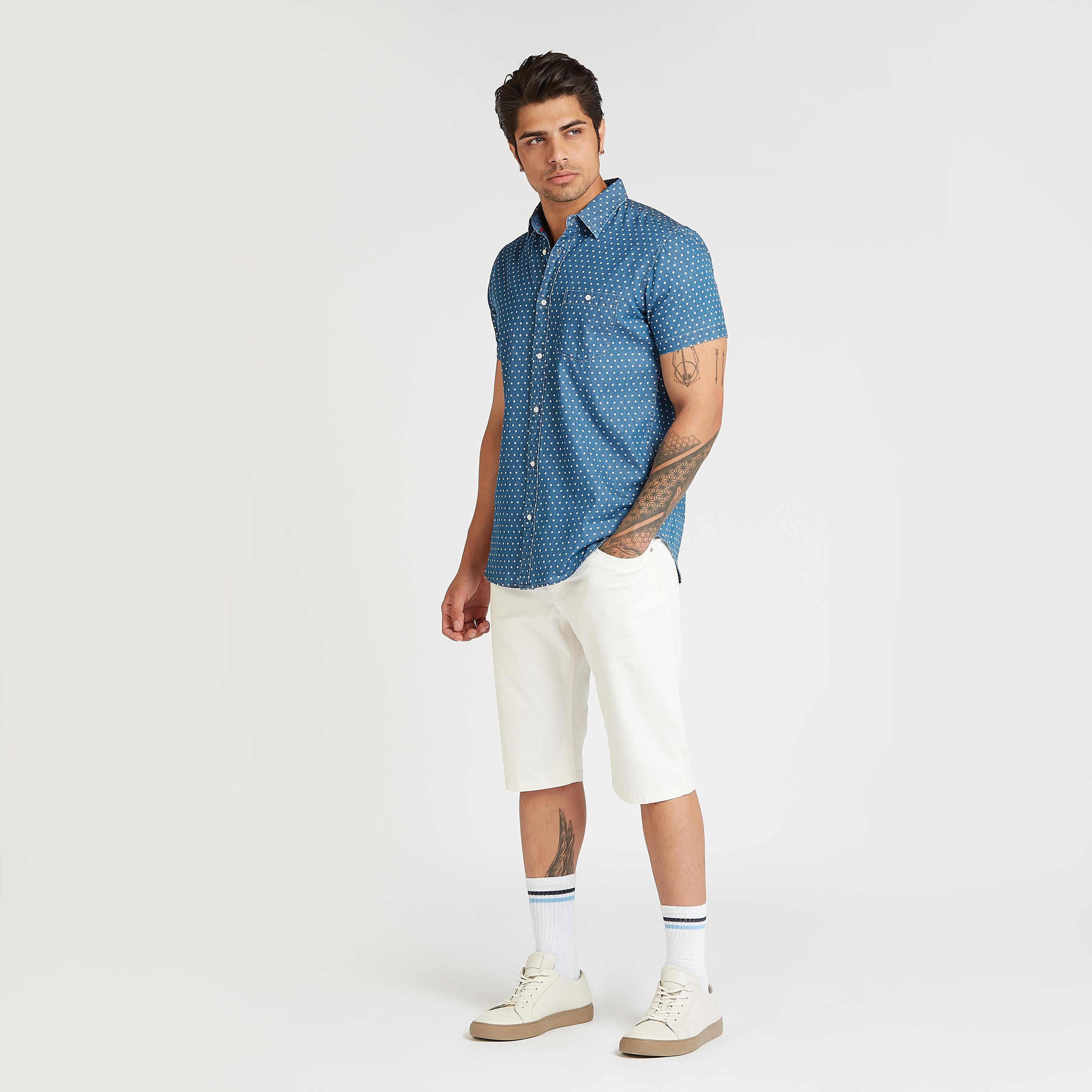 قميص بأكمام قصيرة وجيب على الصدر وطبعات نجمة-men-clothing-shirts-image-2