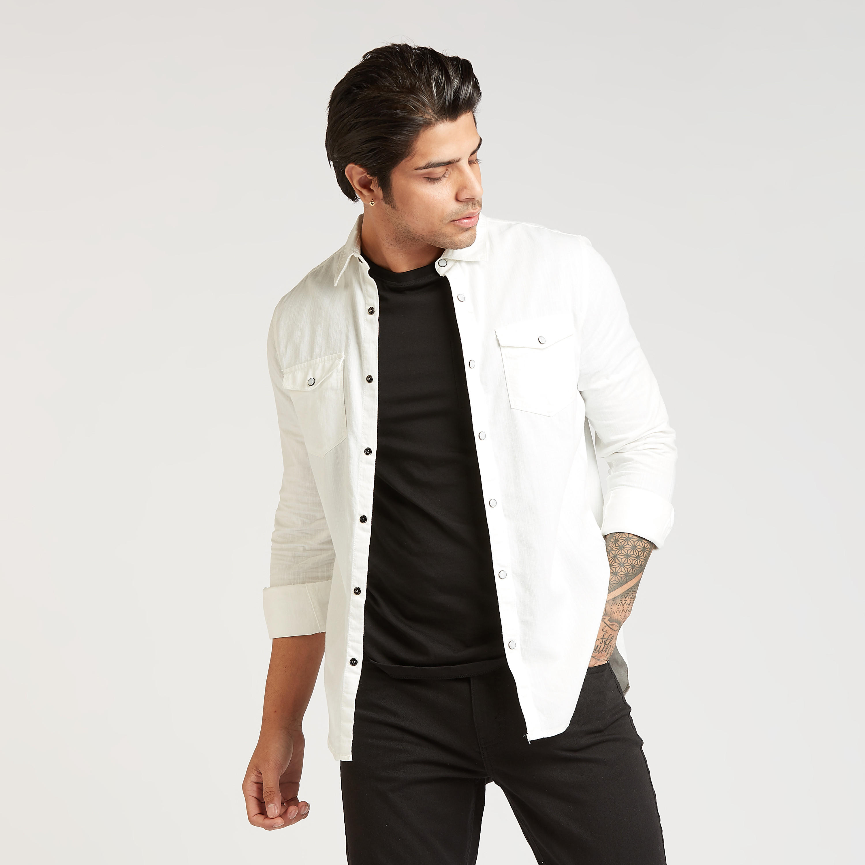 قميص بارز الملمس بقصة سليم بأكمام طويلة وجيوب بطيّة-men-clothing-shirts-image-1