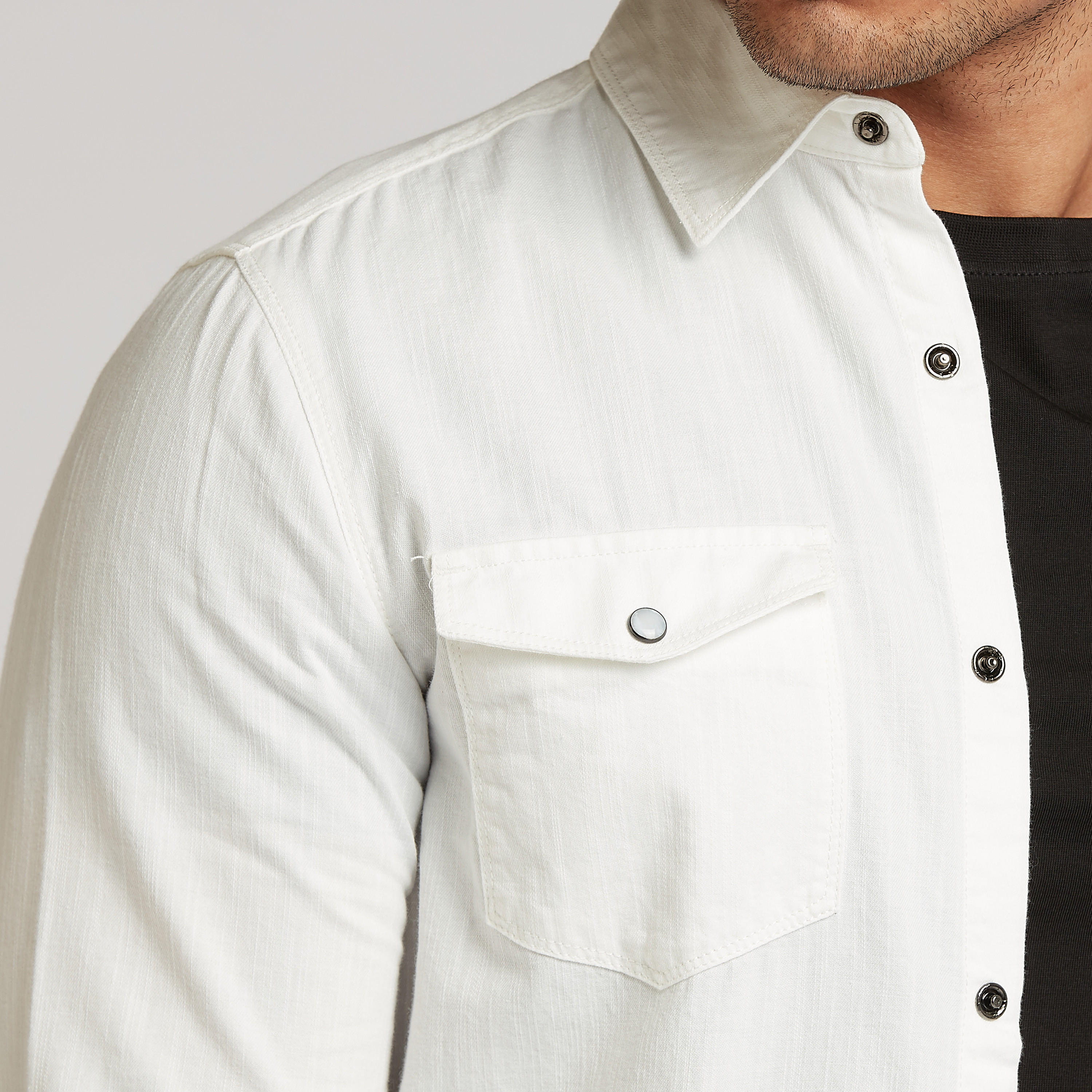 قميص بارز الملمس بقصة سليم بأكمام طويلة وجيوب بطيّة-men-clothing-shirts-image-3