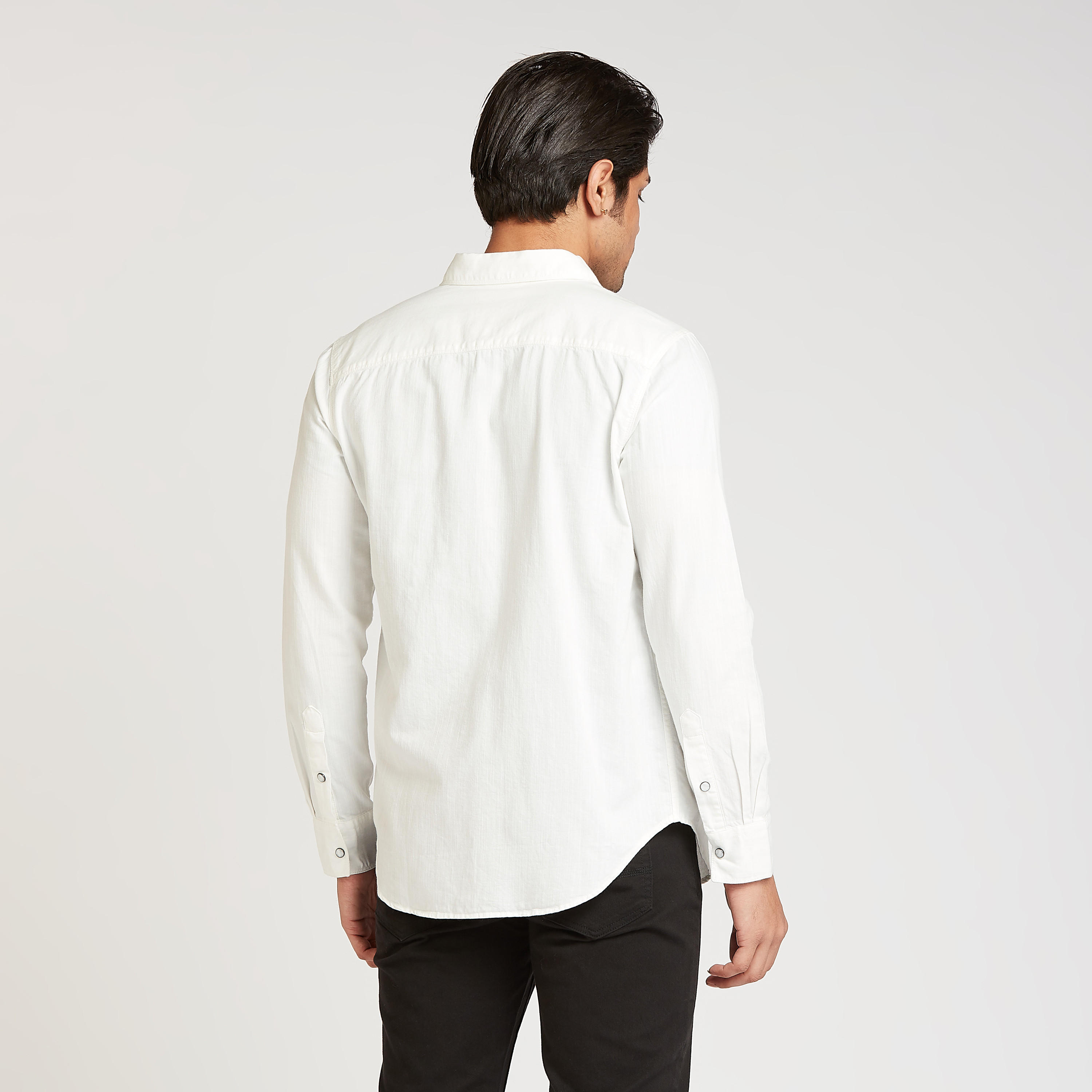 قميص بارز الملمس بقصة سليم بأكمام طويلة وجيوب بطيّة-men-clothing-shirts-image-4