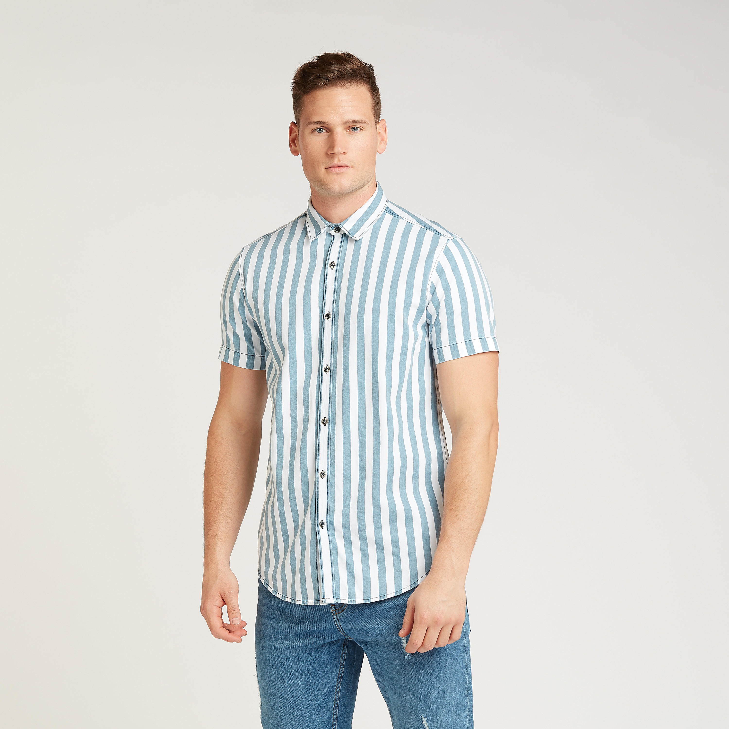 قميص مخطط بقصّة سليم وياقة عاديّة وأكمام قصيرة-men-clothing-shirts-image-1