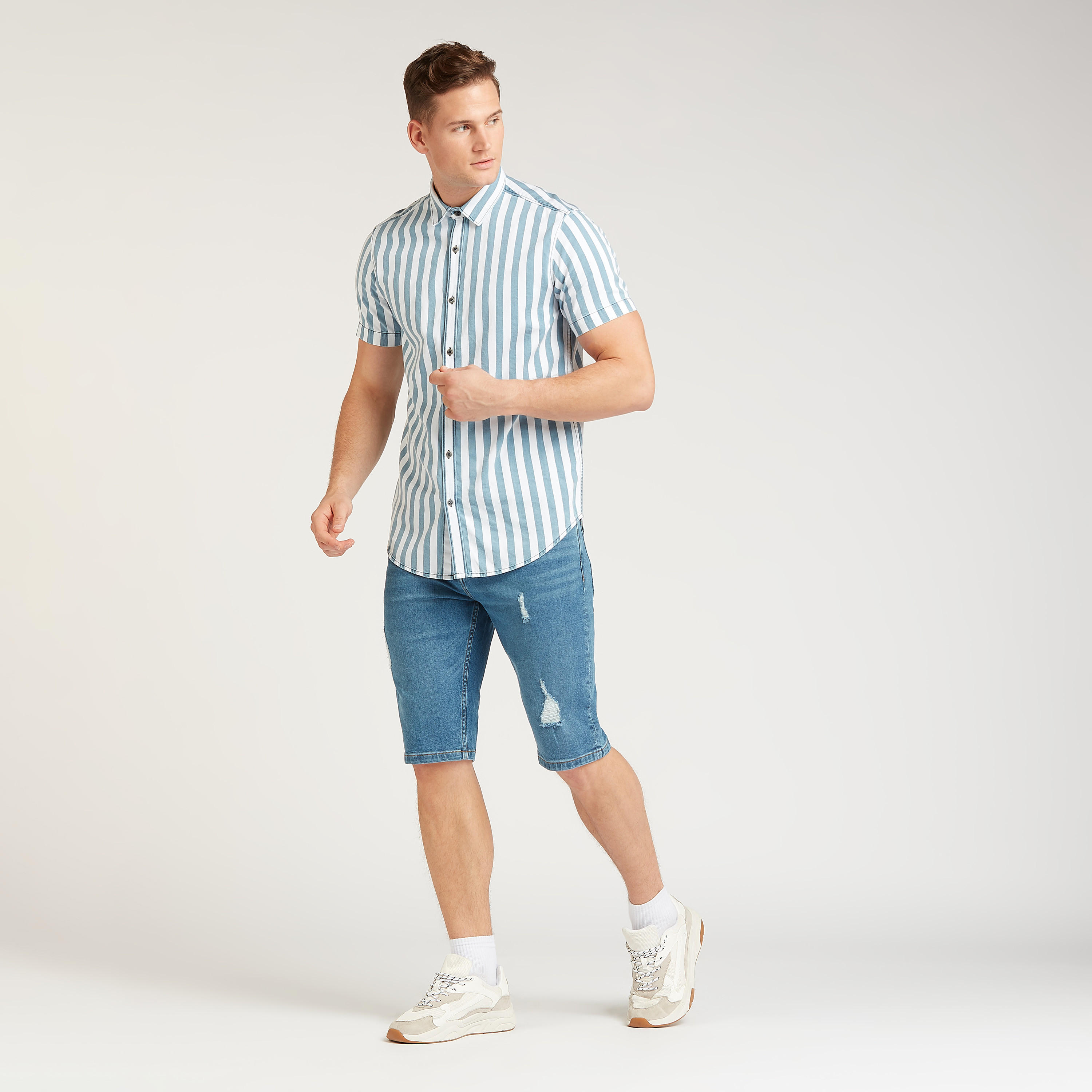 قميص مخطط بقصّة سليم وياقة عاديّة وأكمام قصيرة-men-clothing-shirts-image-2