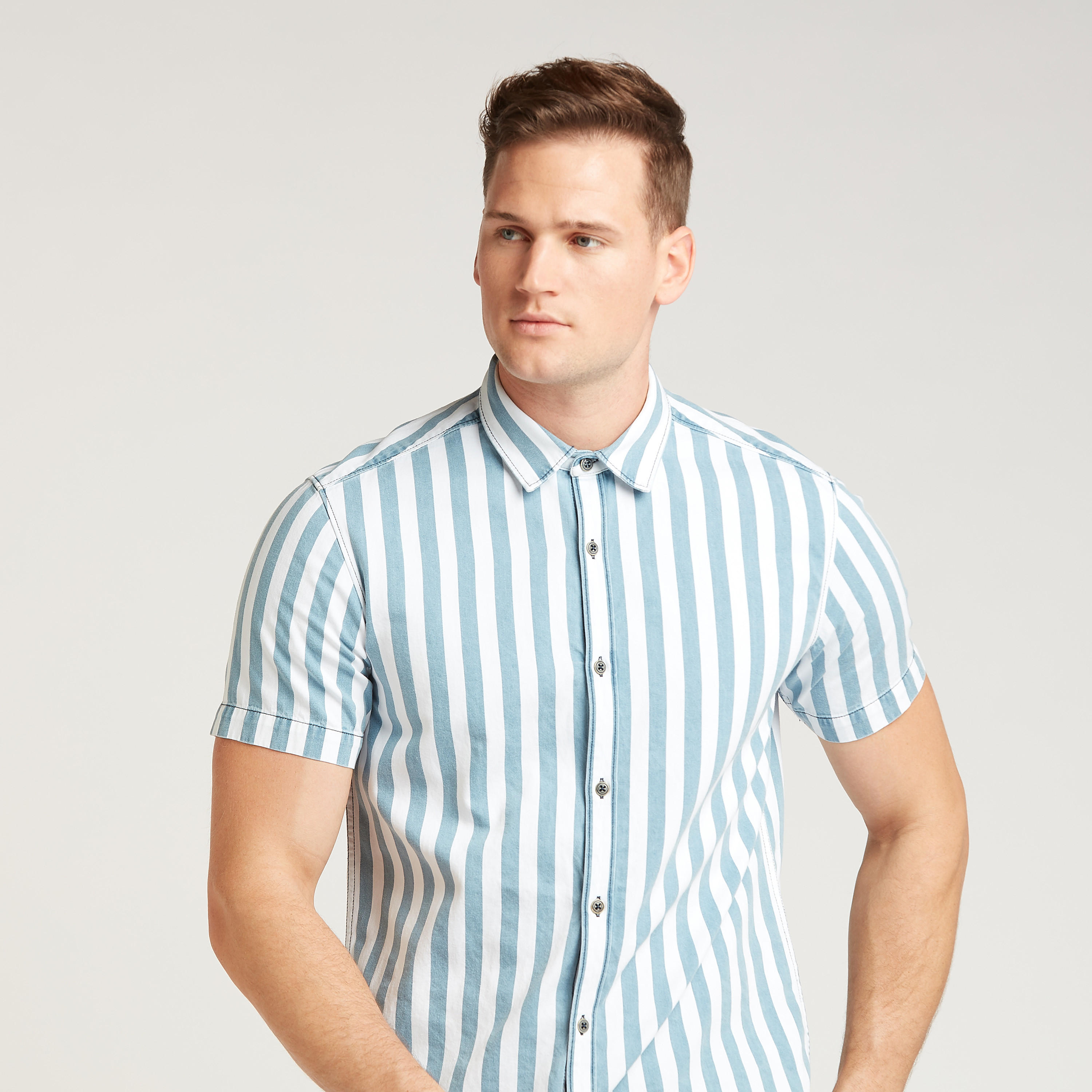 قميص مخطط بقصّة سليم وياقة عاديّة وأكمام قصيرة-men-clothing-shirts-image-3