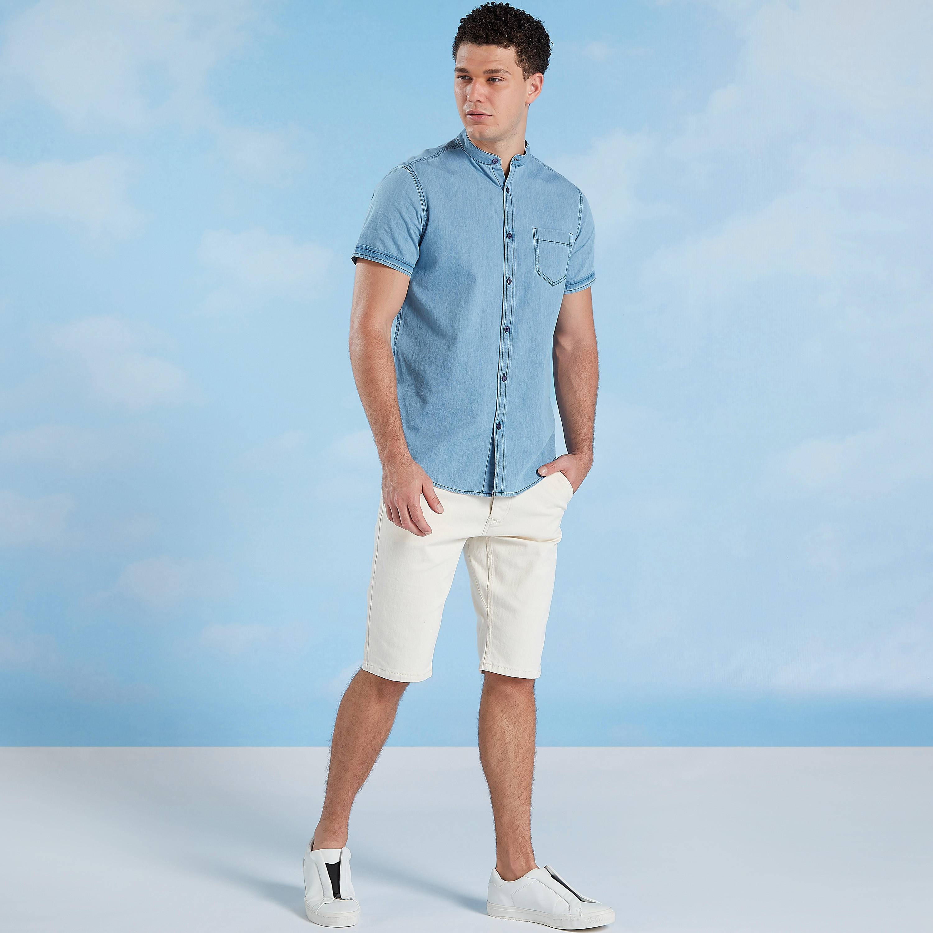 قميص دنيم بقصة سليم بياقة ماندارين وأكمام قصيرة-men-clothing-shirts-image-2