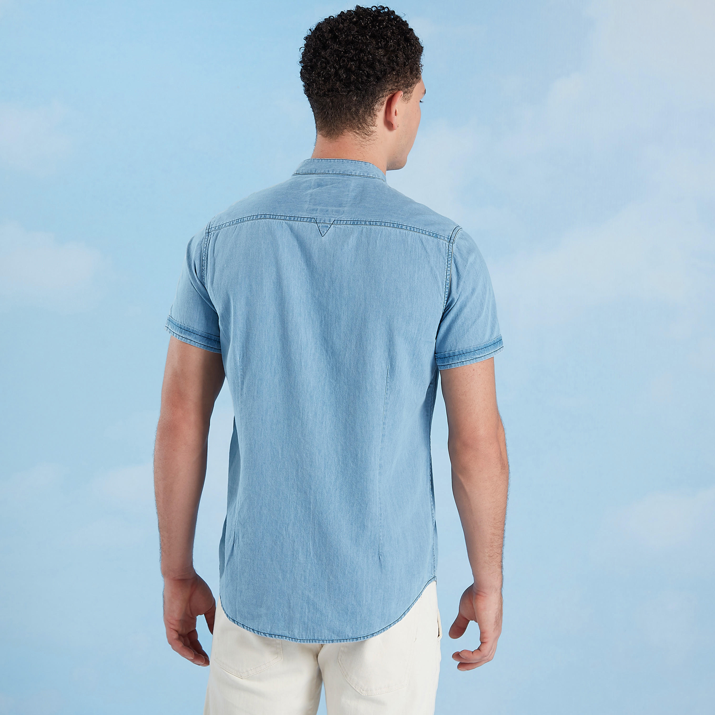 قميص دنيم بقصة سليم بياقة ماندارين وأكمام قصيرة-men-clothing-shirts-image-4