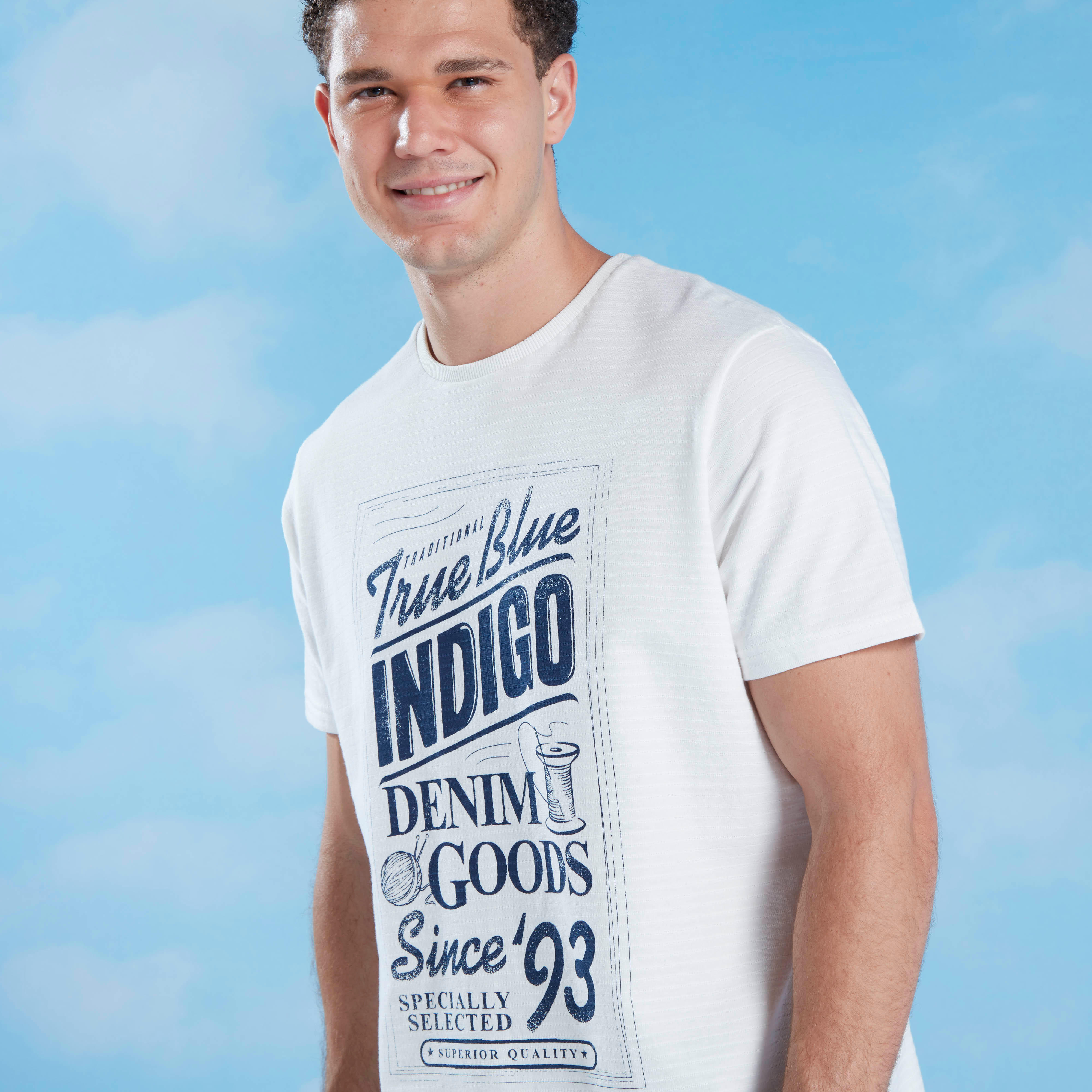 تيشيرت بياقة ضيّقة وأكمام قصيرة وطبعات تايبوجرافيك-men-clothing-tshirtsandpolos-tshirts-image-1