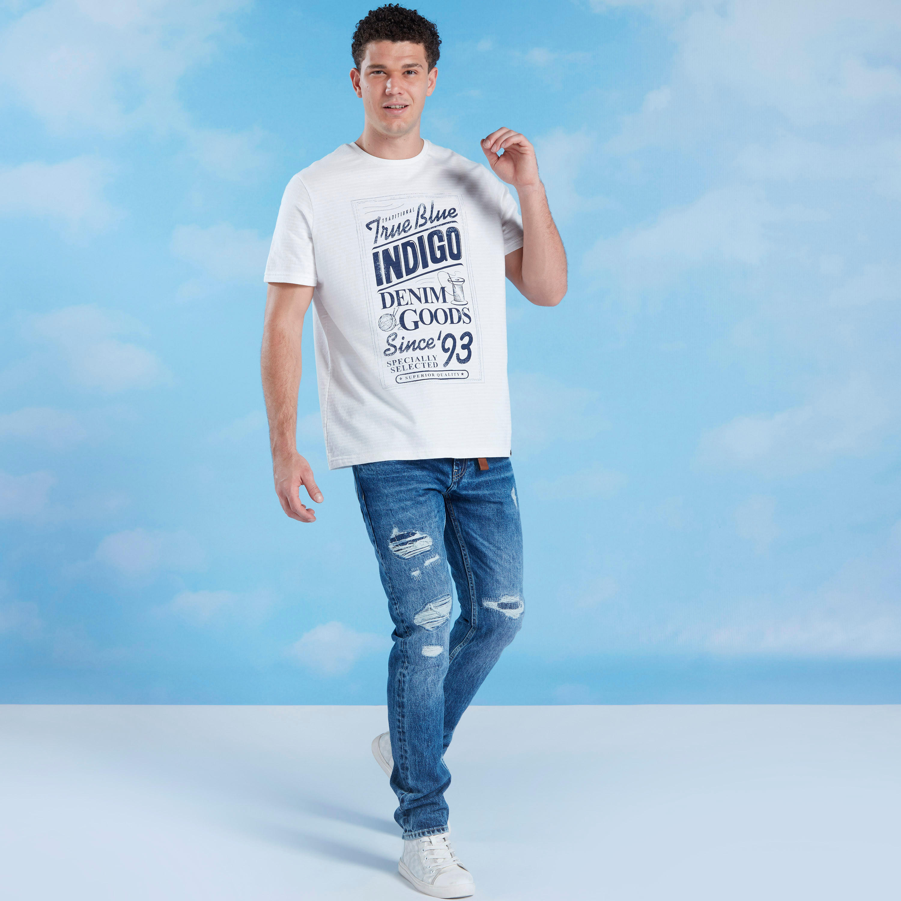 تيشيرت بياقة ضيّقة وأكمام قصيرة وطبعات تايبوجرافيك-men-clothing-tshirtsandpolos-tshirts-image-2