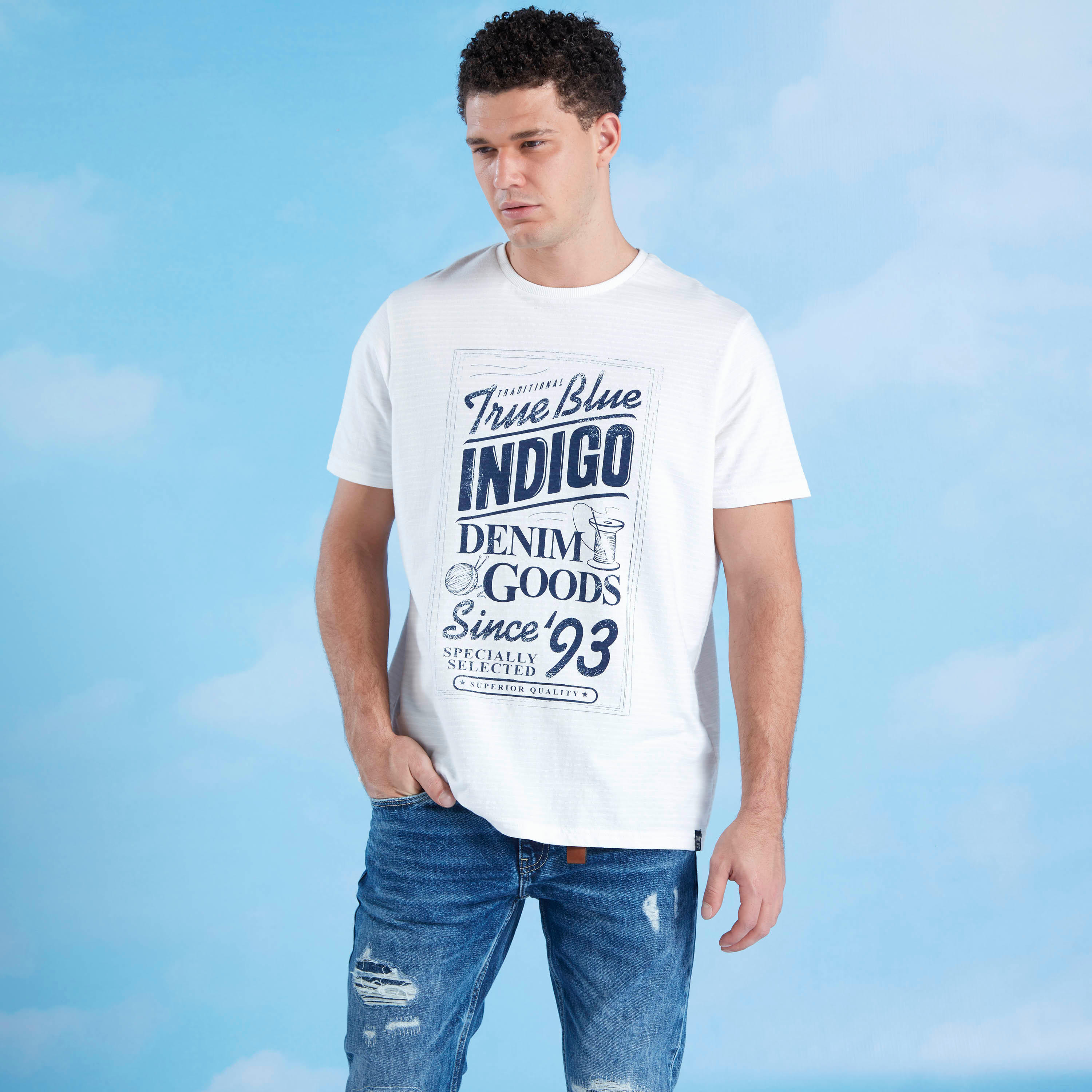تيشيرت بياقة ضيّقة وأكمام قصيرة وطبعات تايبوجرافيك-men-clothing-tshirtsandpolos-tshirts-image-3
