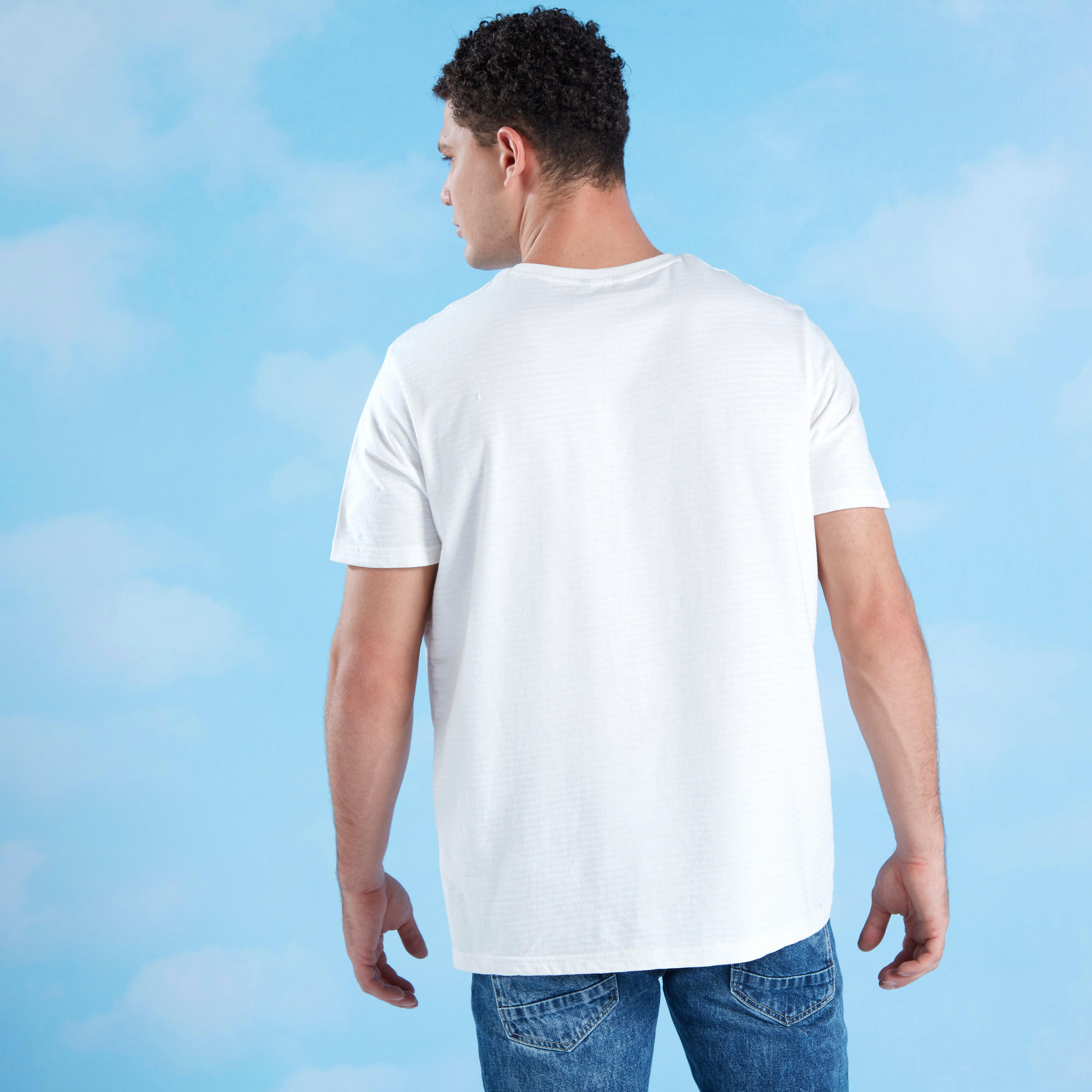 تيشيرت بياقة ضيّقة وأكمام قصيرة وطبعات تايبوجرافيك-men-clothing-tshirtsandpolos-tshirts-image-4
