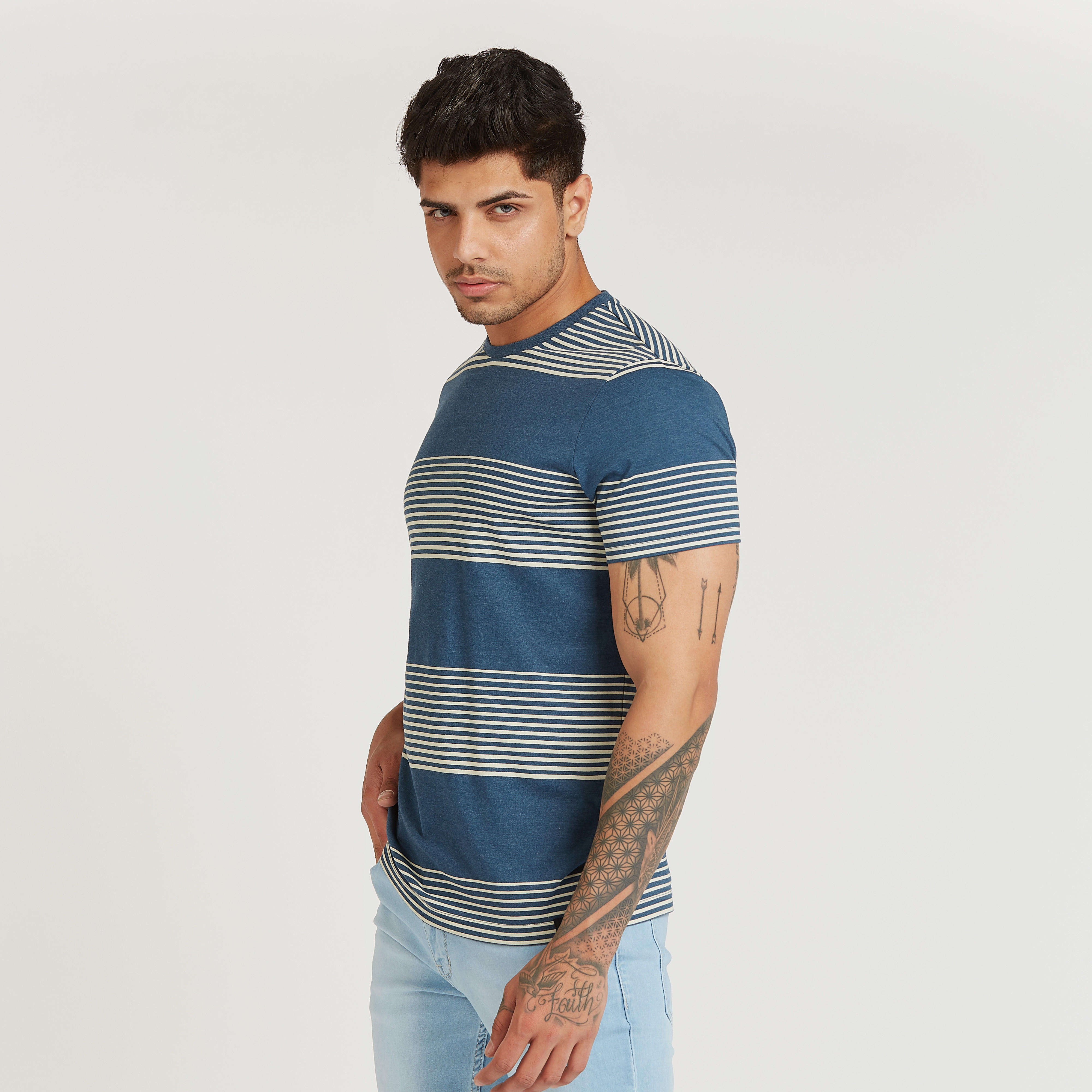 تيشيرت بقصة سليم مخطط بياقة ضيّقة وأكمام قصيرة-men-clothing-tshirtsandpolos-tshirts-image-3