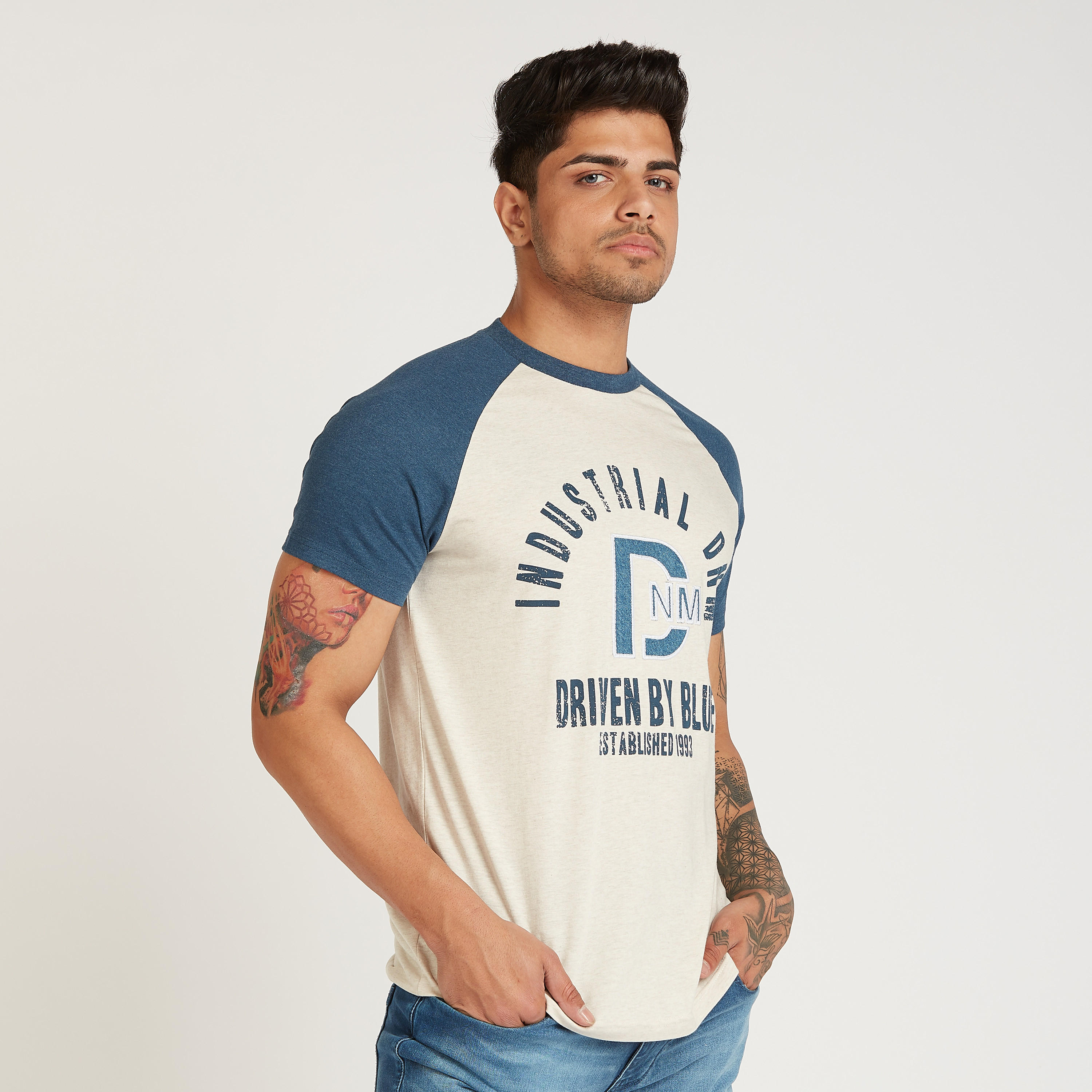 تيشيرت سليم بطبعات تايبوجرافيكيّة وأكمام مغايرة-men-clothing-tshirtsandpolos-tshirts-image-1