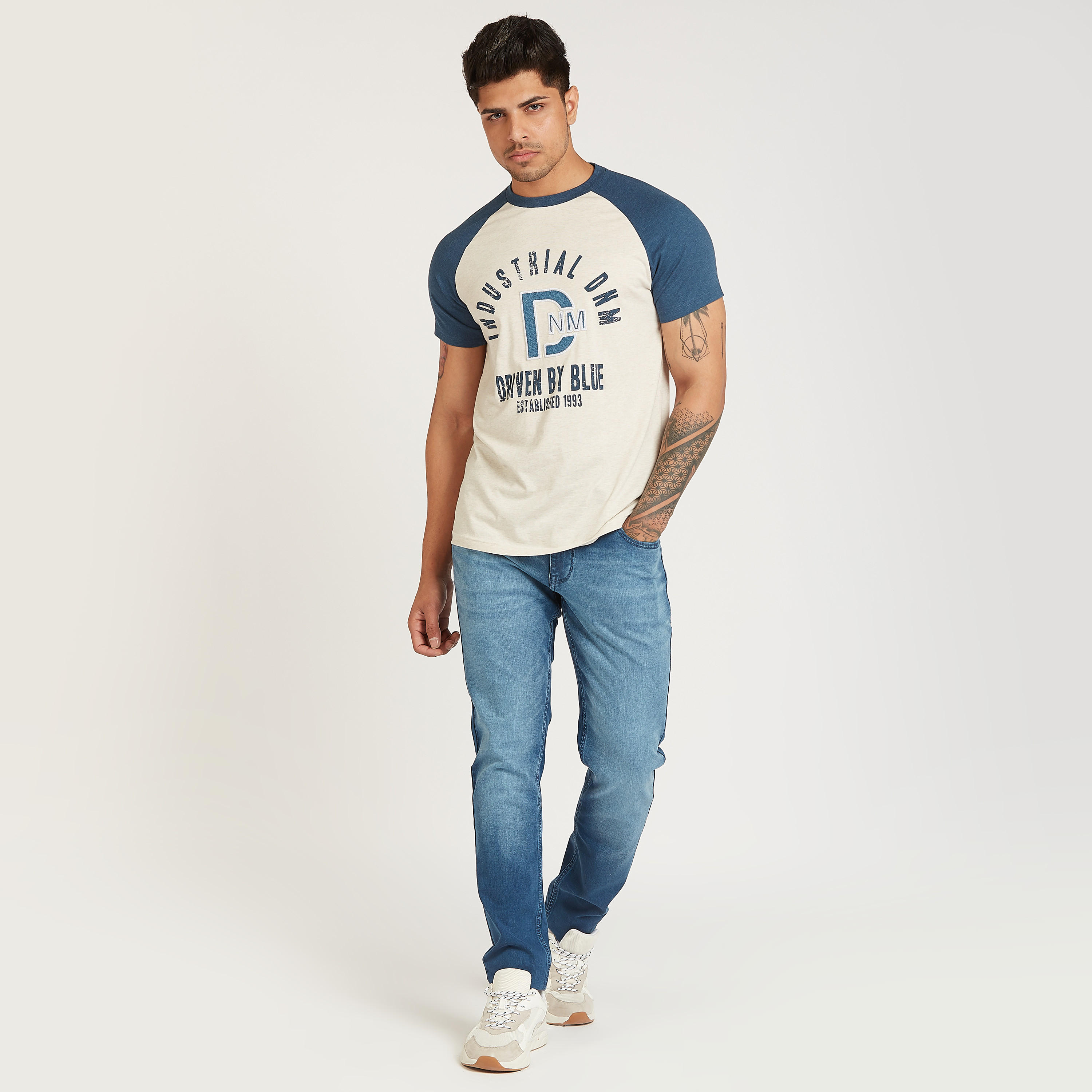 تيشيرت سليم بطبعات تايبوجرافيكيّة وأكمام مغايرة-men-clothing-tshirtsandpolos-tshirts-image-2