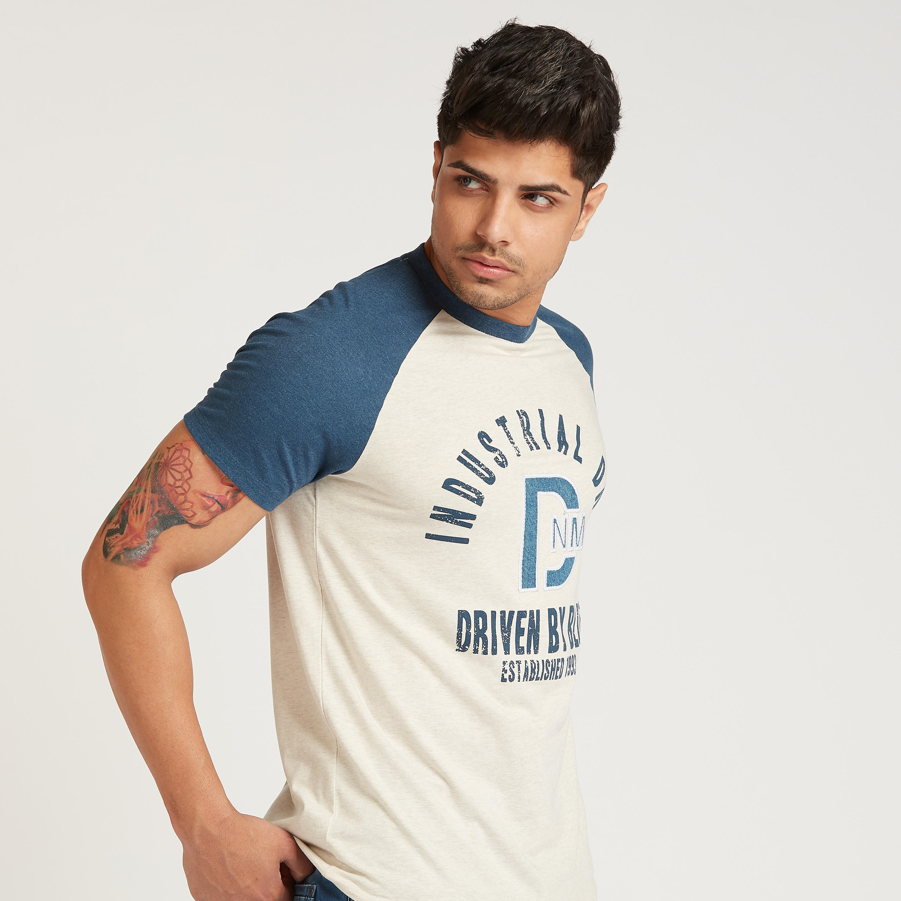 تيشيرت سليم بطبعات تايبوجرافيكيّة وأكمام مغايرة-men-clothing-tshirtsandpolos-tshirts-image-3