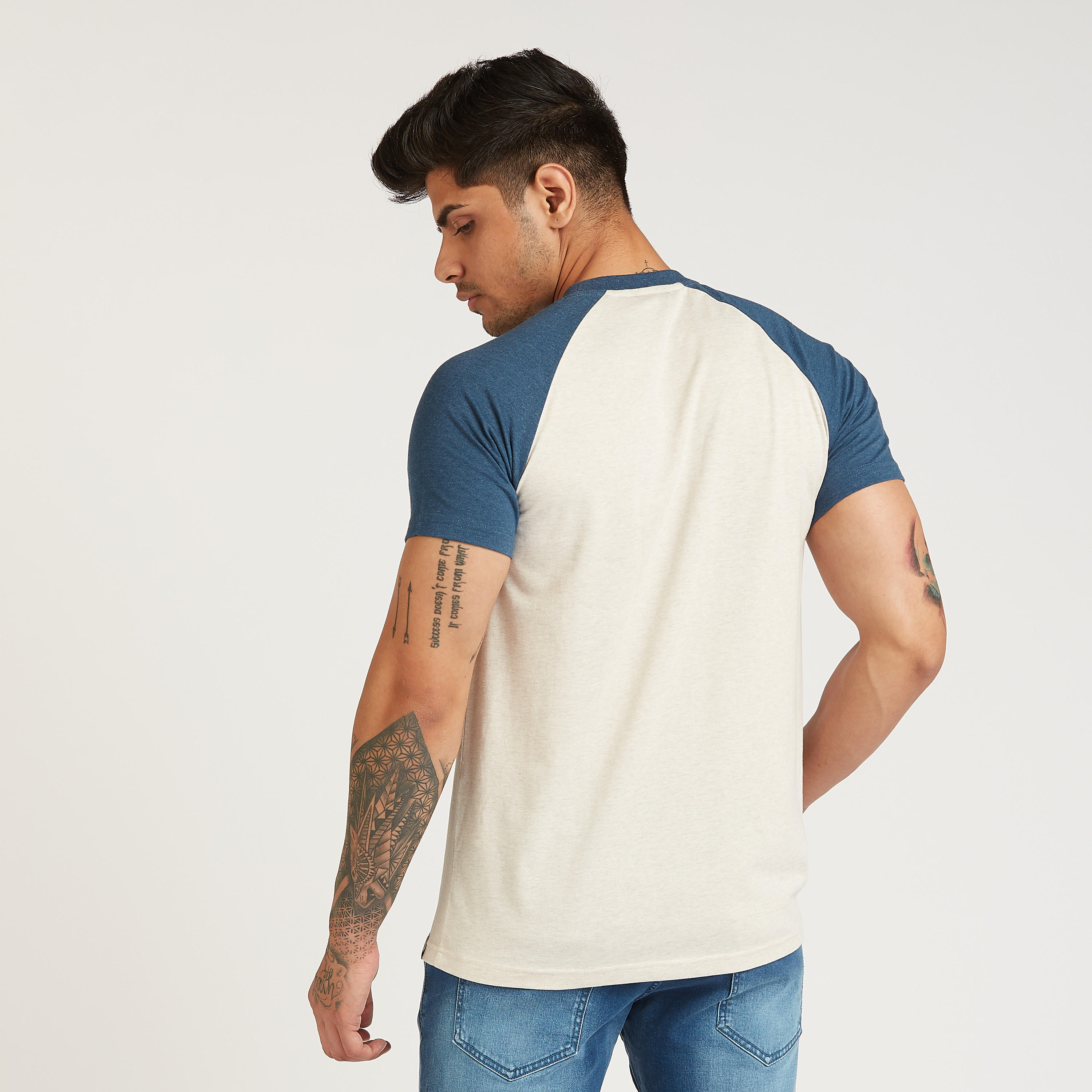 تيشيرت سليم بطبعات تايبوجرافيكيّة وأكمام مغايرة-men-clothing-tshirtsandpolos-tshirts-image-4