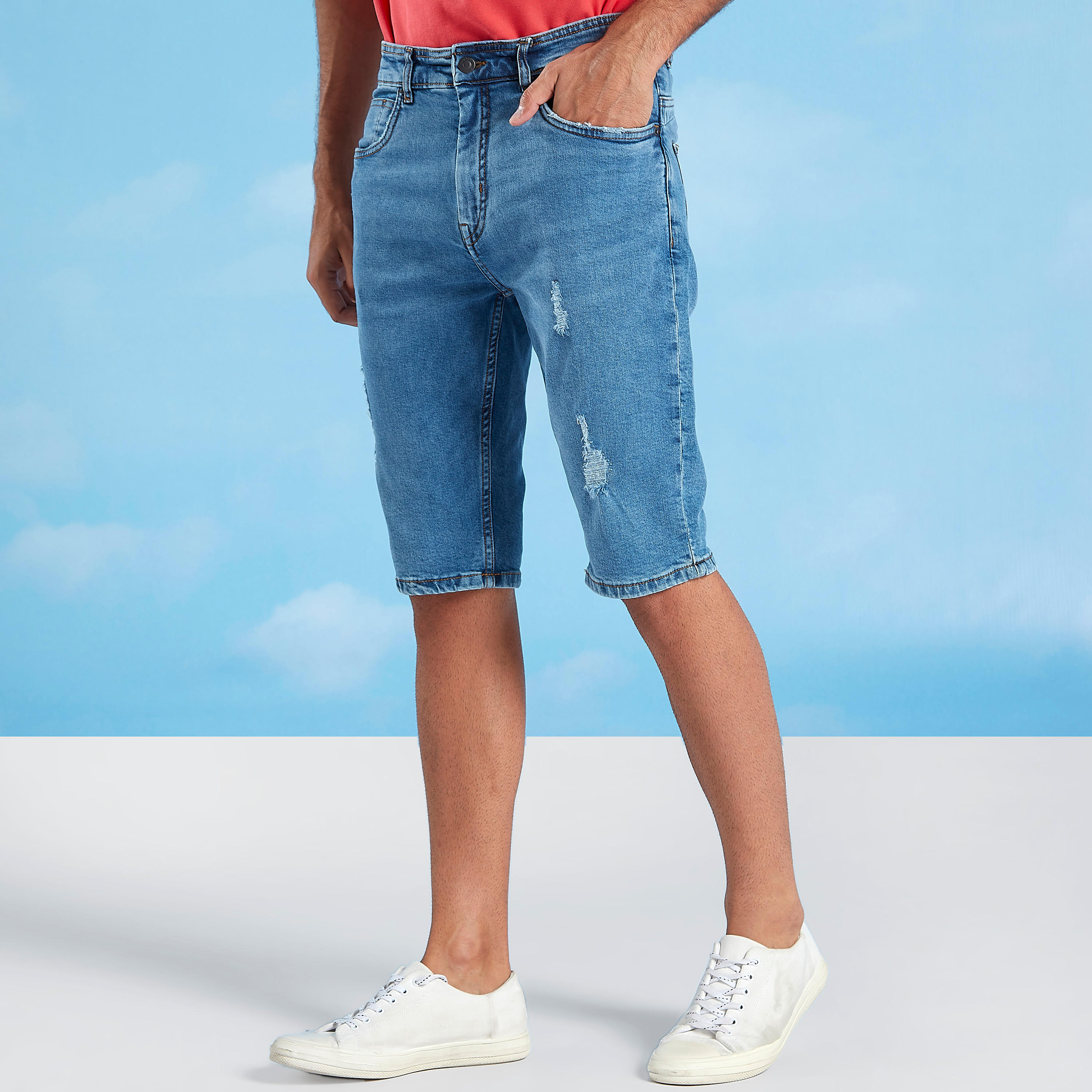 شورت دنيم ممزق بخصر منخفض بتفاصيل جيوب وحلقات حزام-men-clothing-bottoms-shorts-image-1