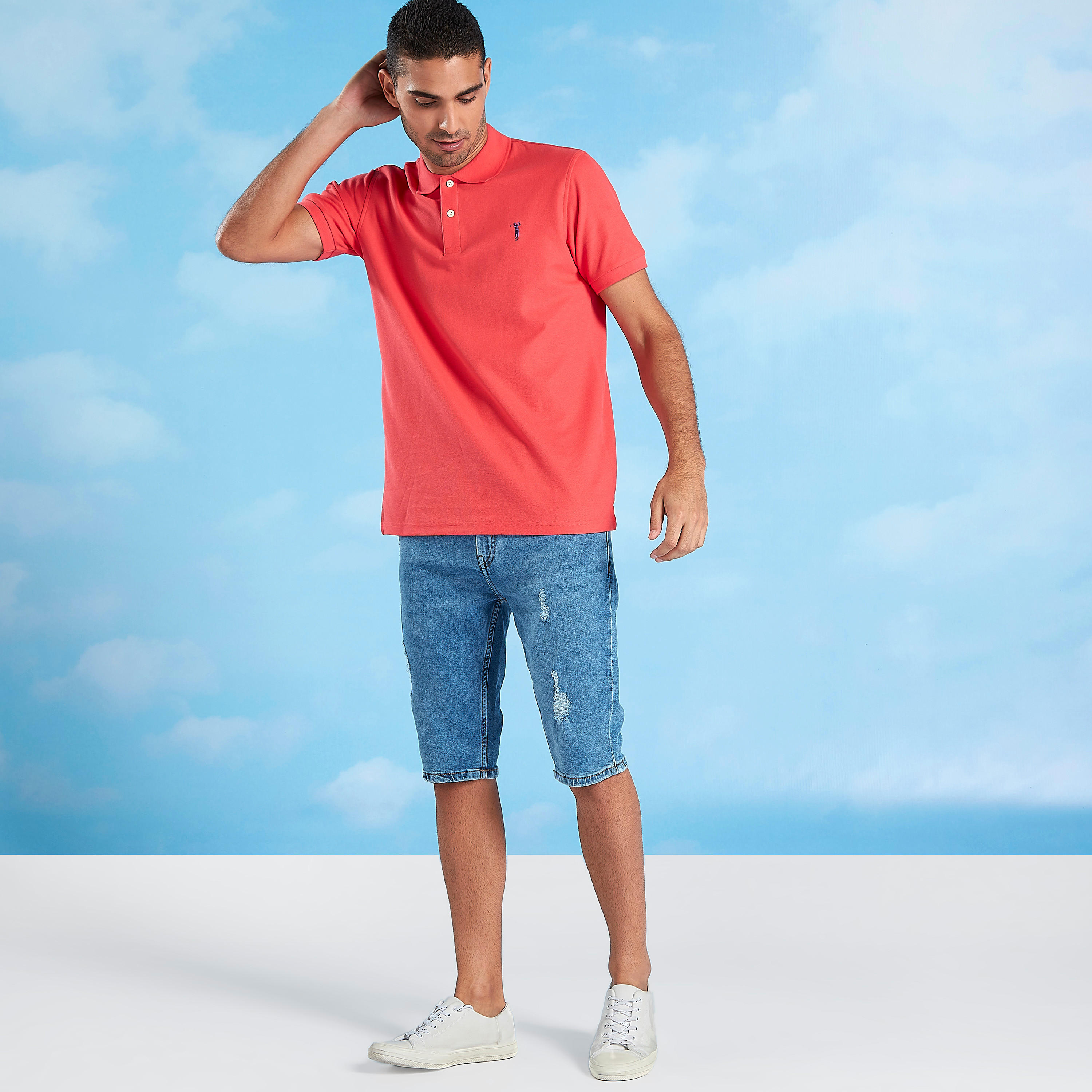 شورت دنيم ممزق بخصر منخفض بتفاصيل جيوب وحلقات حزام-men-clothing-bottoms-shorts-image-2