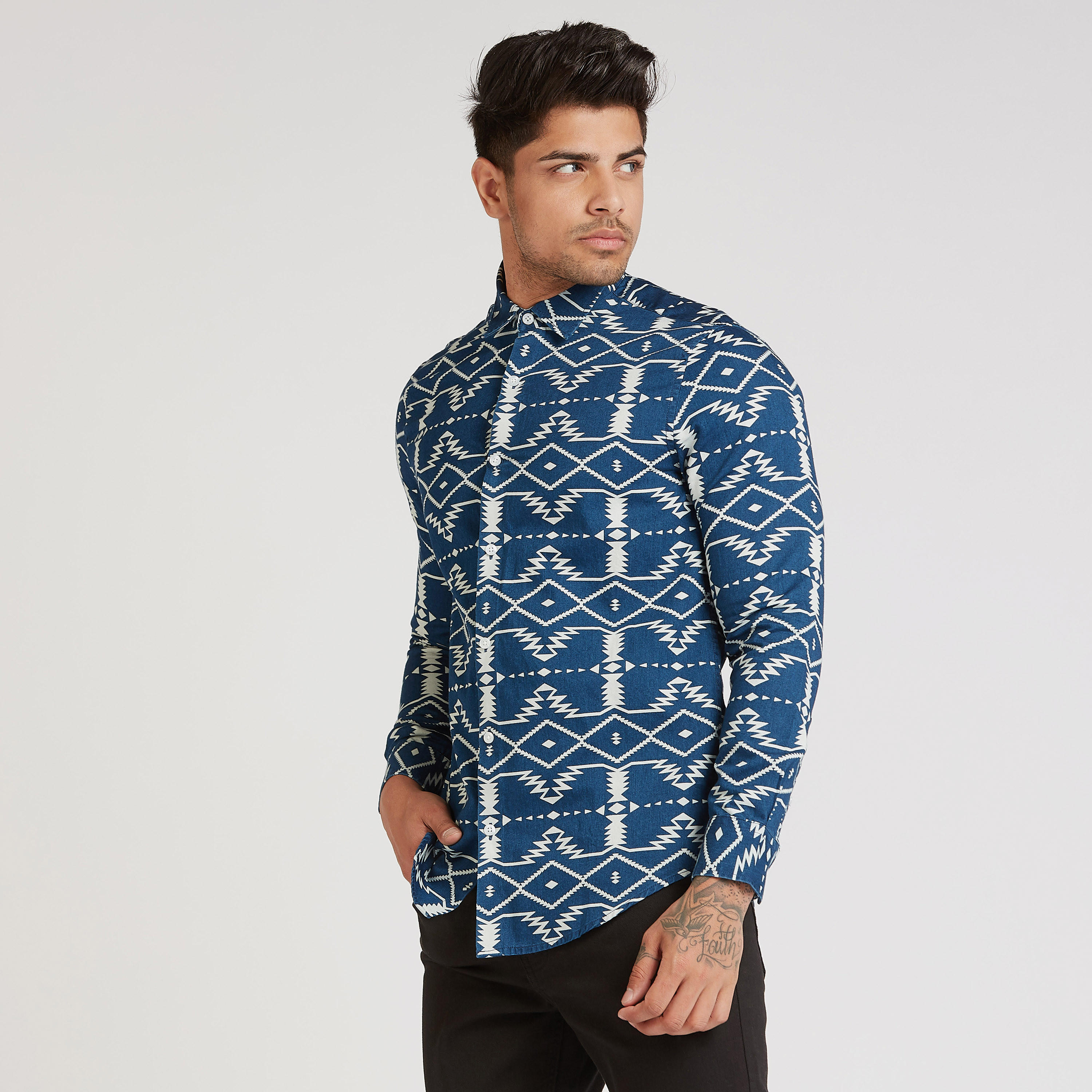 قميص بقصّة سليم وياقة عاديّة وأكمام طويلة وطبعات-men-clothing-shirts-image-1