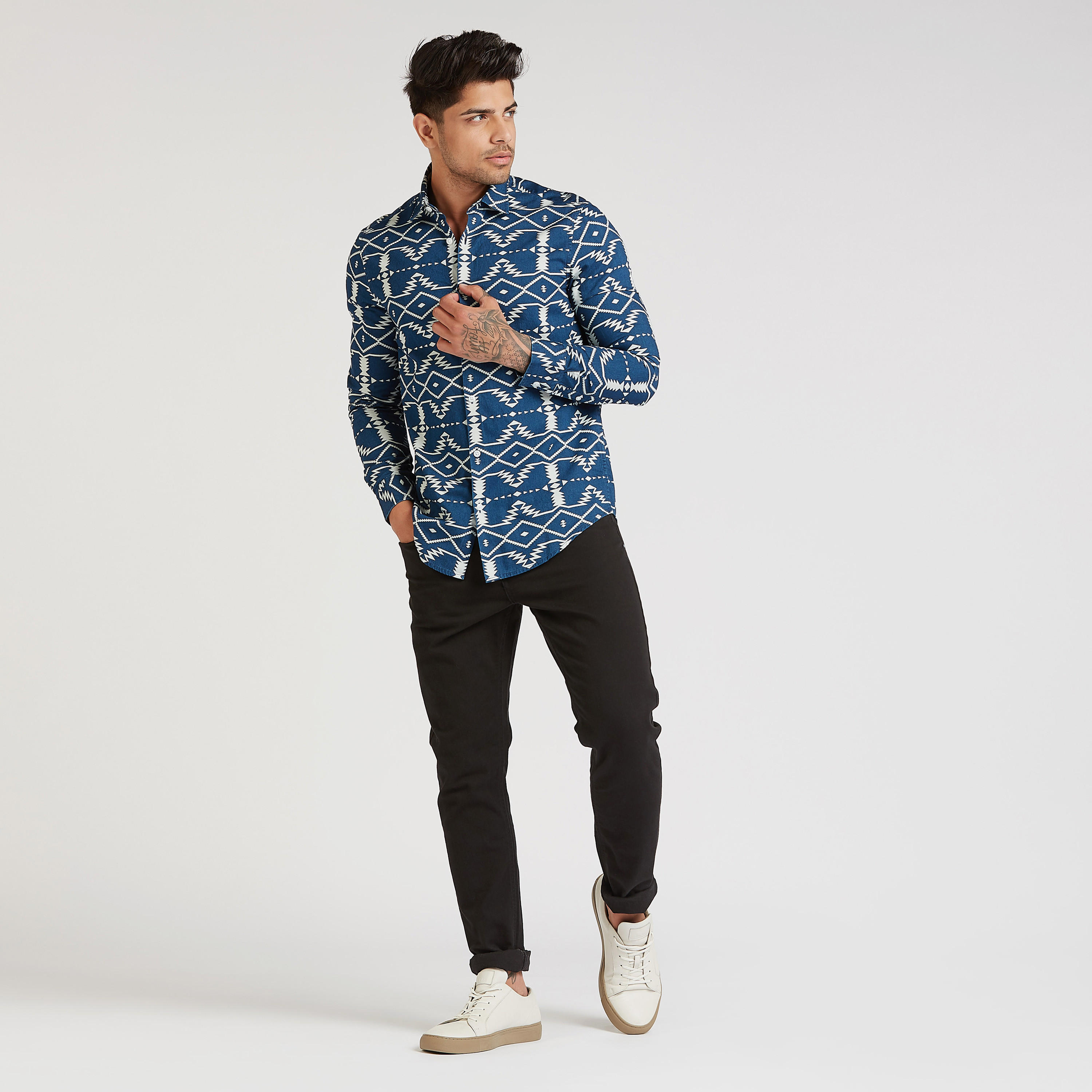 قميص بقصّة سليم وياقة عاديّة وأكمام طويلة وطبعات-men-clothing-shirts-image-2