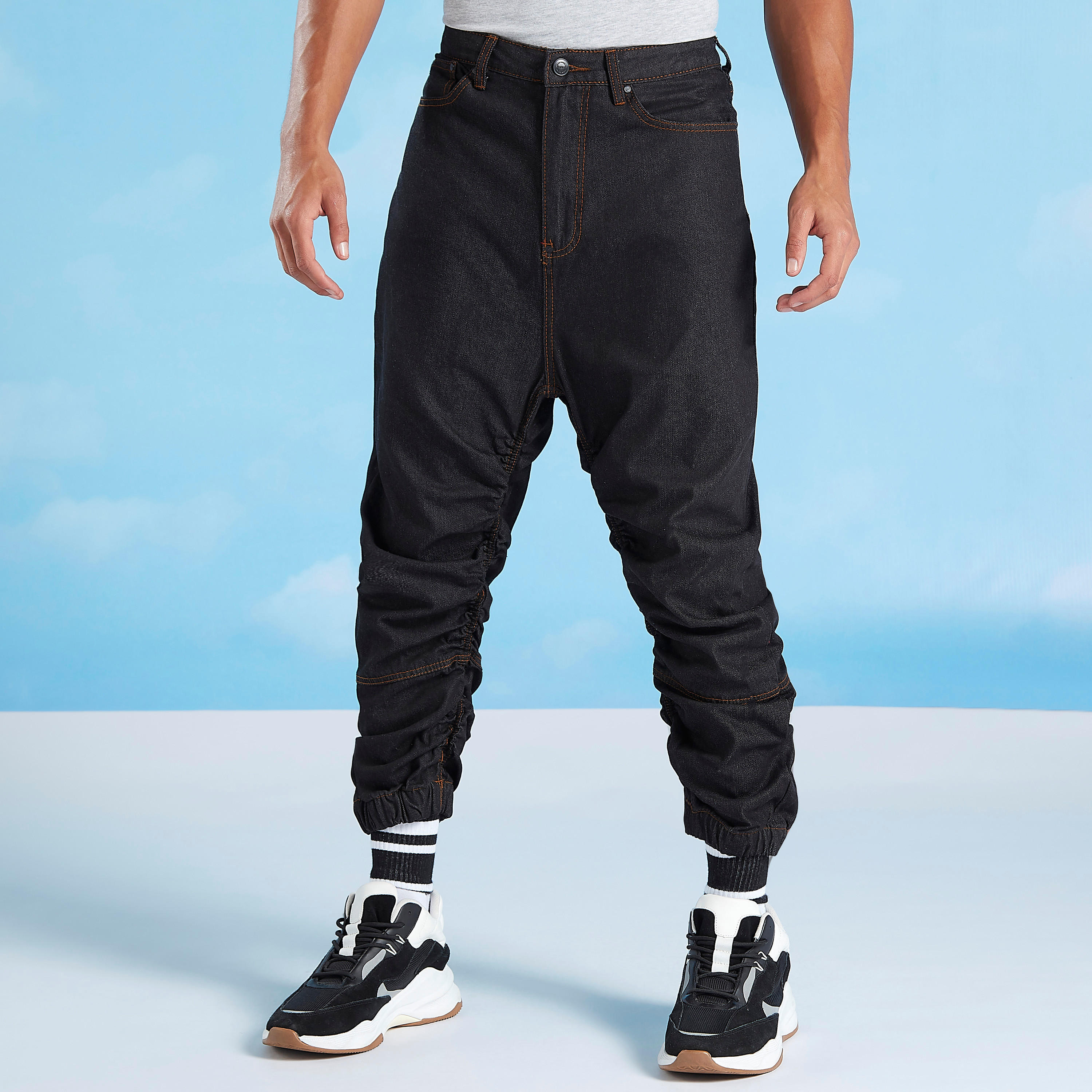 بنطلون رياضي دنيم طويل بتفاصيل جيوب وعراوي حزام-men-clothing-bottoms-joggers-image-1