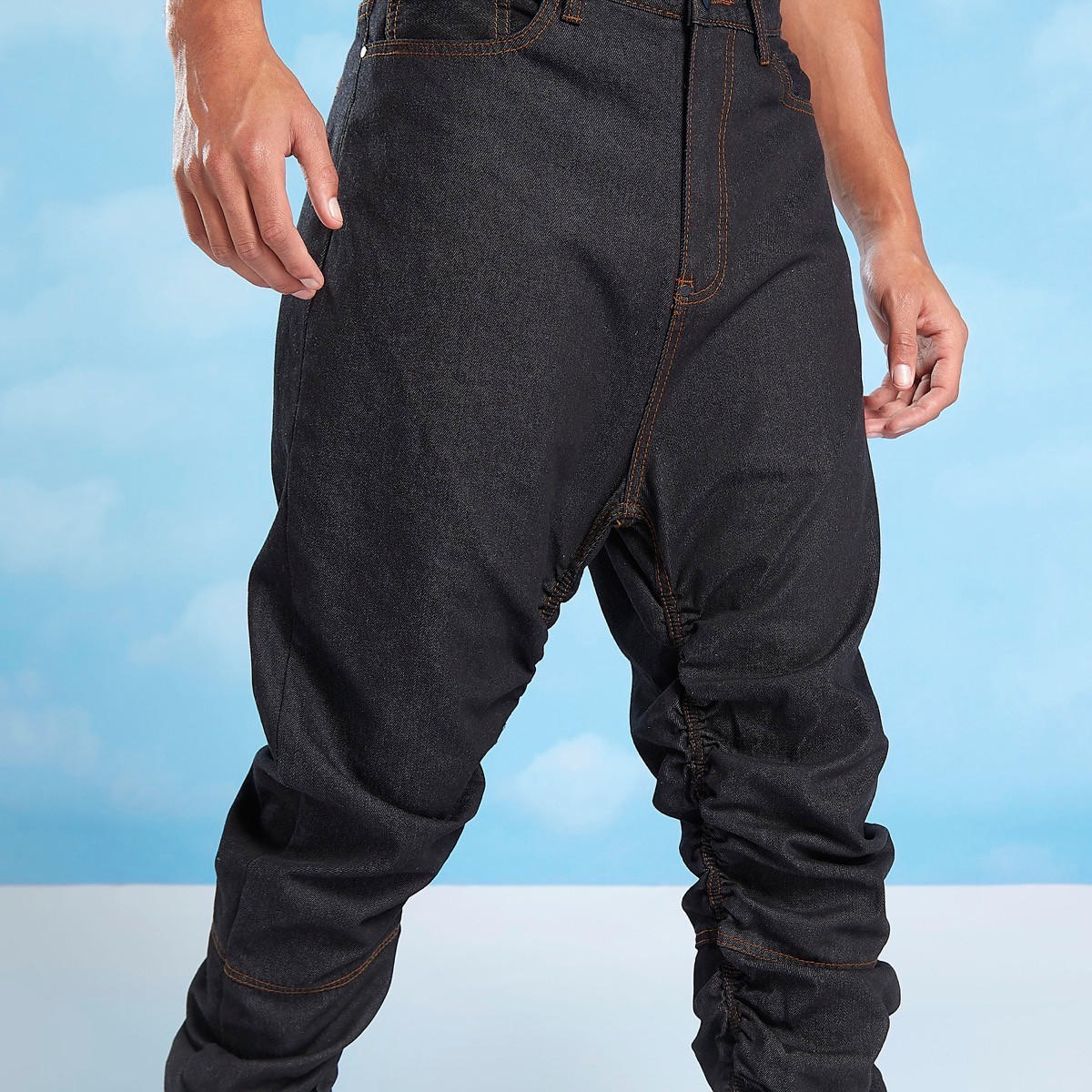 بنطلون رياضي دنيم طويل بتفاصيل جيوب وعراوي حزام-men-clothing-bottoms-joggers-image-3
