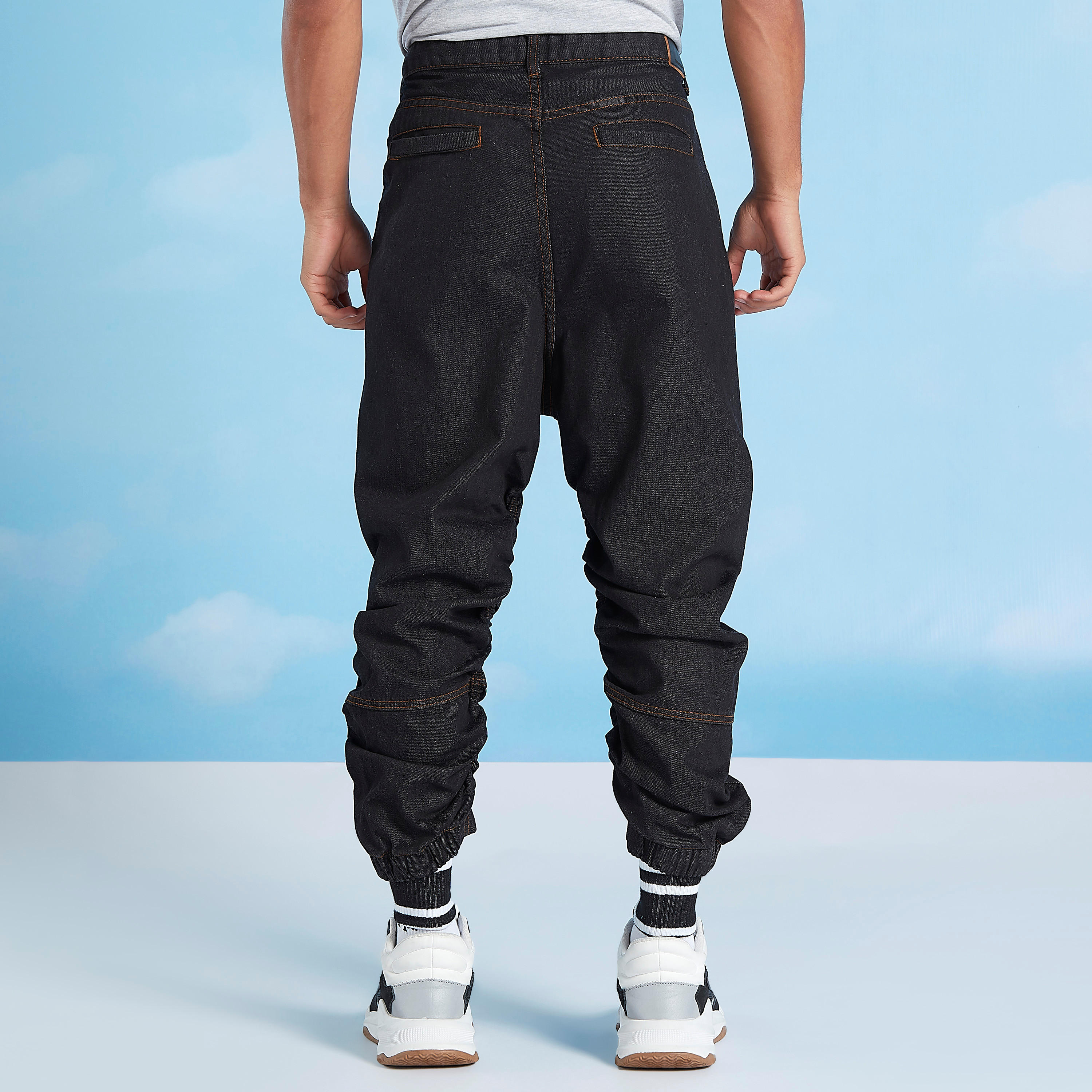 بنطلون رياضي دنيم طويل بتفاصيل جيوب وعراوي حزام-men-clothing-bottoms-joggers-image-4