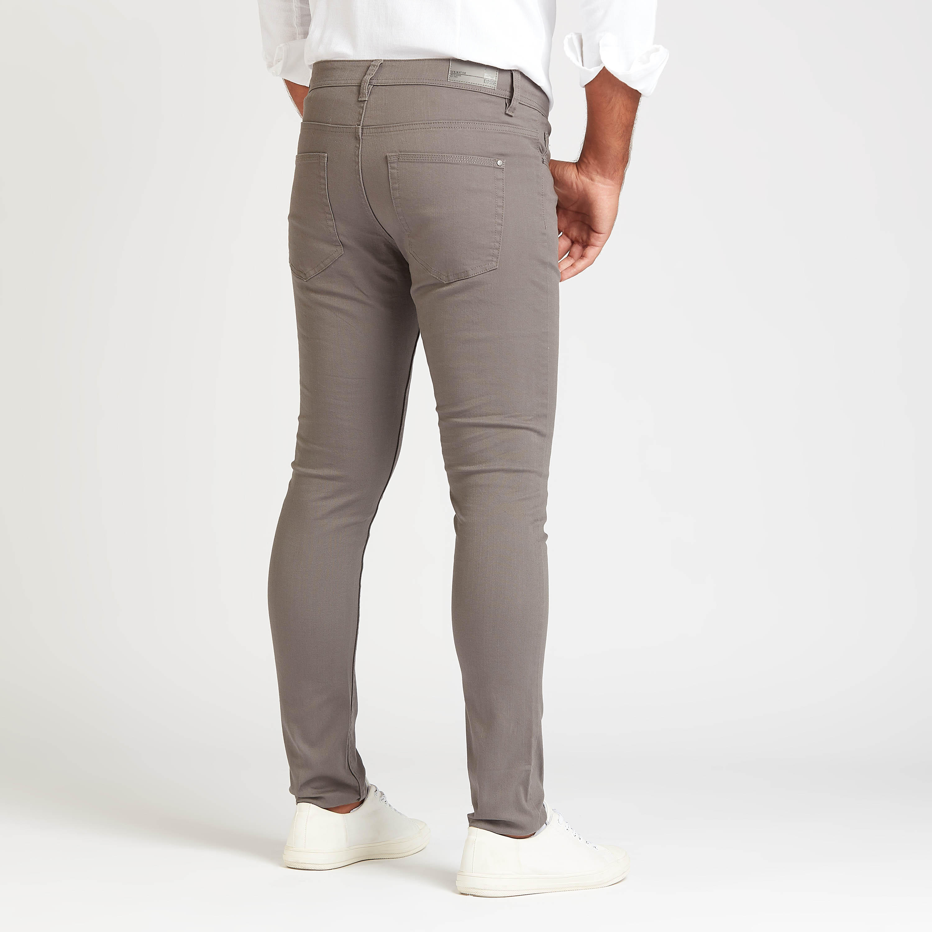 بنطلون جينز سكيني سادة بخصر منخفض وجيوب-men-clothing-bottoms-jeans-image-4