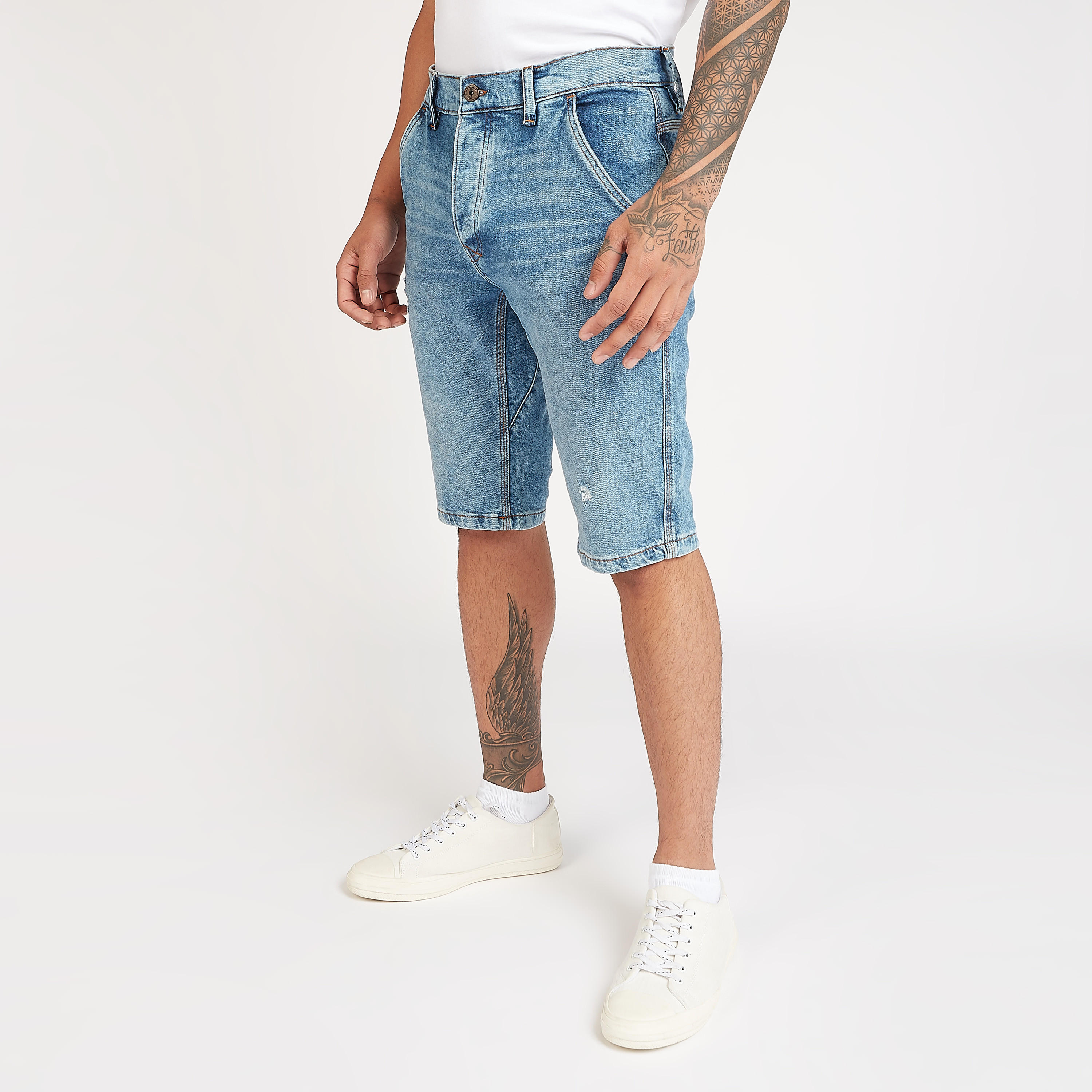 شورت دنيم بارز الملمس بخصر منخفض وتفاصيل جيوب وحلقات للحزام-men-clothing-bottoms-shorts-image-1