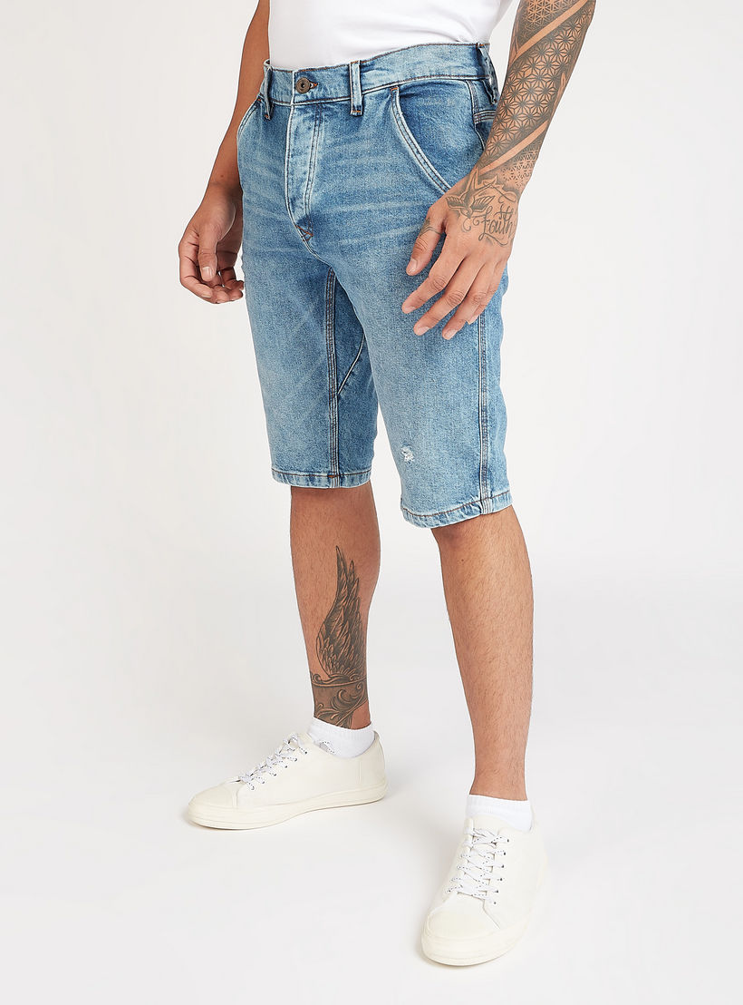 شورت دنيم بارز الملمس بخصر منخفض وتفاصيل جيوب وحلقات للحزام-men-clothing-bottoms-shorts-image-1